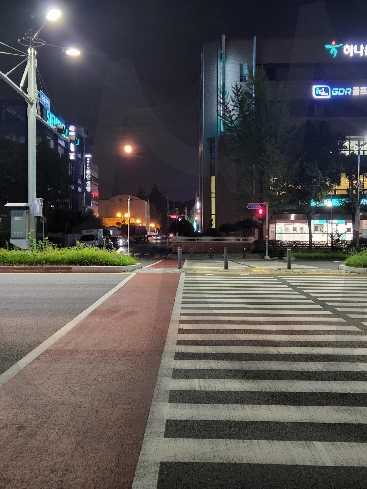 Jungang-dong,Changwon,korea,South Korea,Road,crosswalk, pedestrian crossing,full moon 창원중앙동 횡단보도 | full moon, Road, crosswalk, 창원, Changwon, korea, , 중앙동, South Korea | 스탠바이 STANDBUY 디지털 콘텐츠