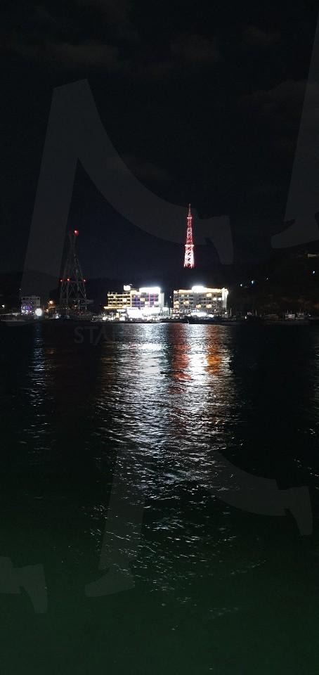 밤의 항구: 빛과 물의 조화 | 밤, 항구, 조명, 물, 반사, 도시, 야경, 여행, 풍경, 평화, 여수 | 스탠바이 STANDBUY 디지털 콘텐츠