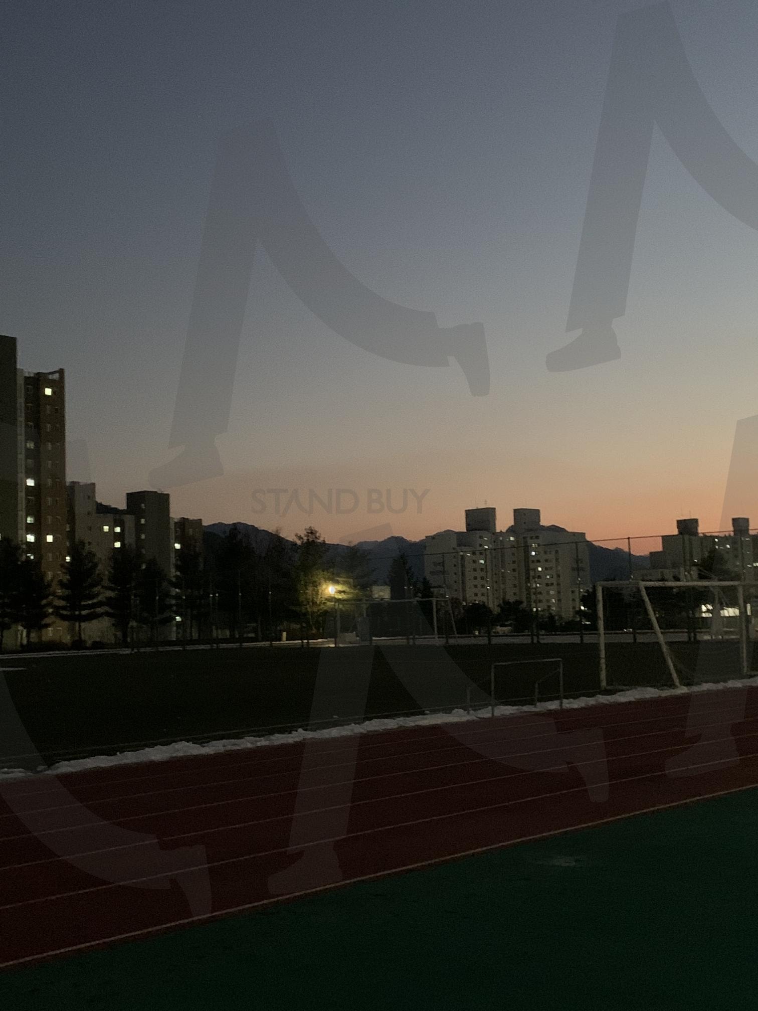 저녁 노을의 잔상 | 노을, 운동장, 도시 풍경, 평화로운, 하늘, 아파트, 일상 | 스탠바이 STANDBUY 디지털 콘텐츠
