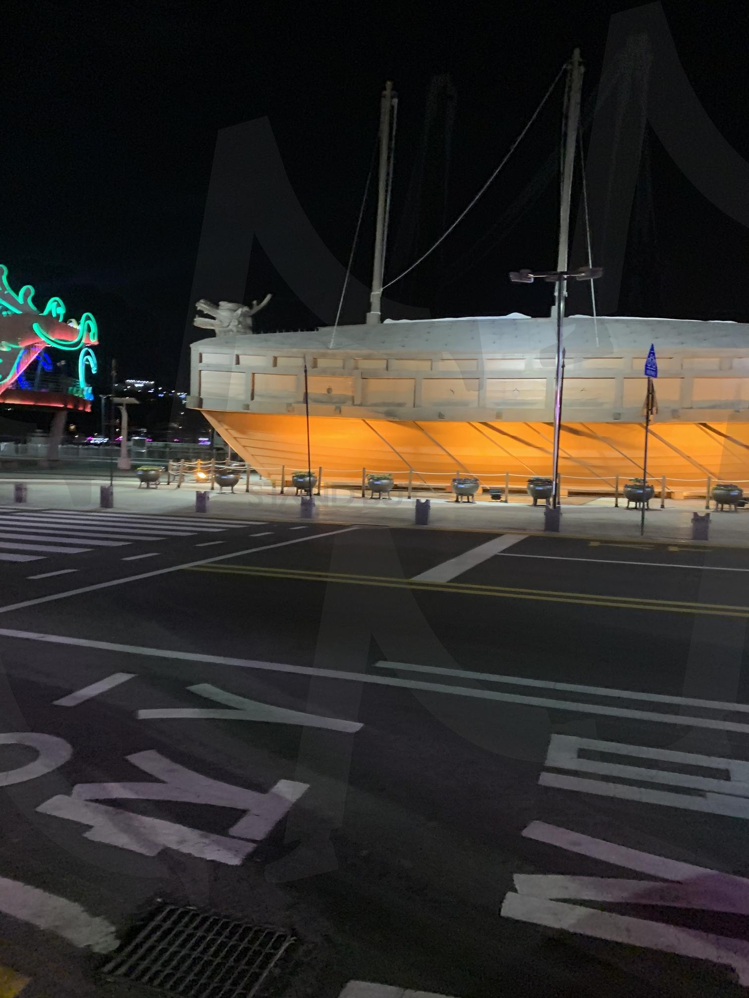 밤의 항구: 빛나는 배와 조명 | 밤, 항구, 배, 조명, 야경, 도시, 풍경, 여행, 문화, 예술, 여수 | 스탠바이 STANDBUY 디지털 콘텐츠