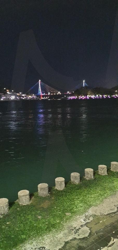 빛의 교차로 | 아경, 다리, 조명, 반사, 도시풍경, 평화로움, 밤의 아름다움, 수변, 여행, 여수 | 스탠바이 STANDBUY 디지털 콘텐츠