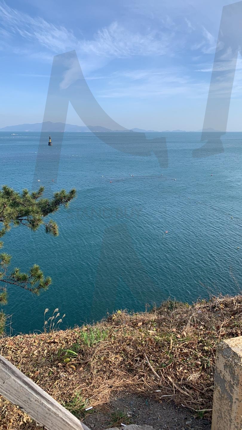 푸른 바다의 평화 | 바다, 풍경, 평화로운, 자연, 등대, 푸른하늘, 해양, 여유로운 | 스탠바이 STANDBUY 디지털 콘텐츠