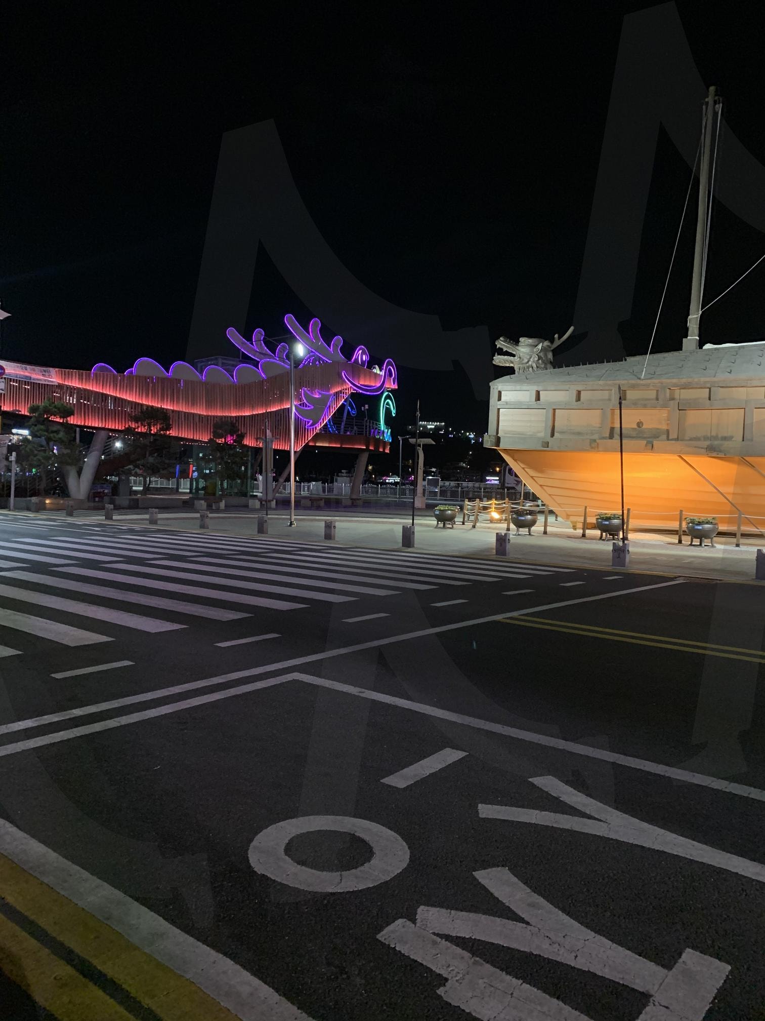 밤의 용과 배: 환상적인 조화 | 밤, 항구, 용, 배, 조명, 야경, 도시, 여행, 문화, 예술, 여수 | 스탠바이 STANDBUY 디지털 콘텐츠