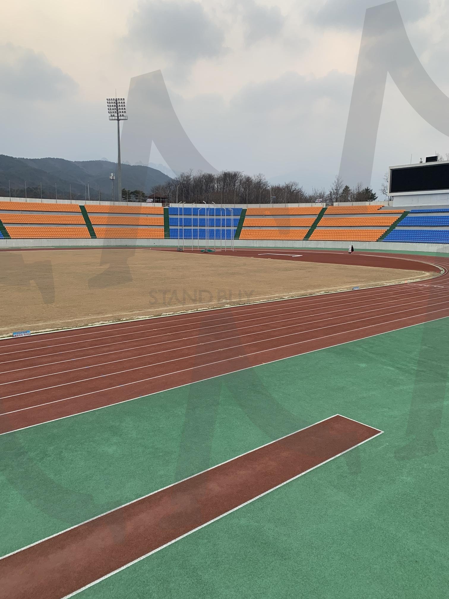 조용한 운동장 | 운동장, 고요함, 스포츠, 관중석, 트랙, 자연, 풍경, 일상 | 스탠바이 STANDBUY 디지털 콘텐츠