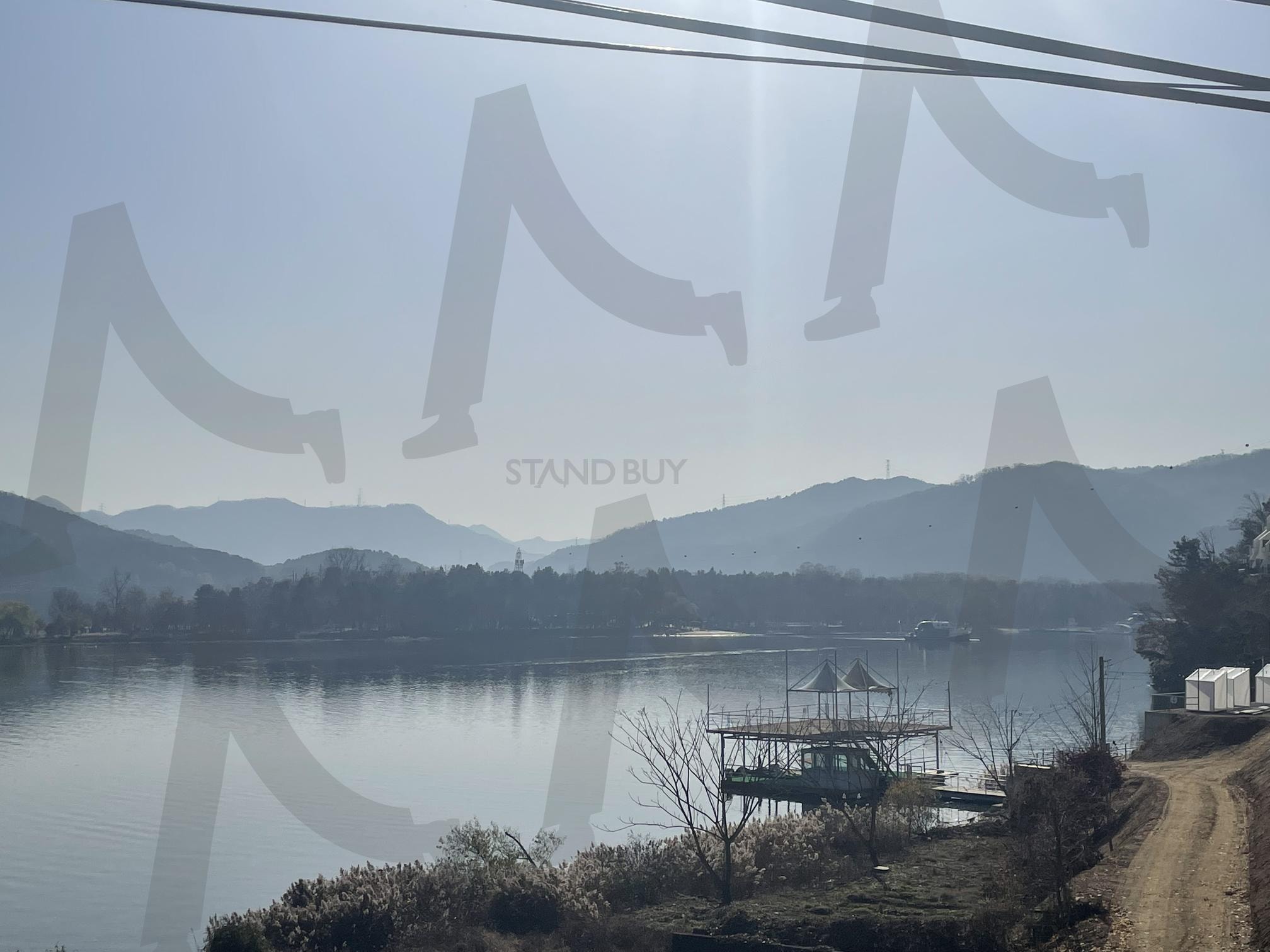 평화로운 호수 | 호수풍경, 고요한자연, 산책로, 맑은날씨, 여유로운시간 | 스탠바이 STANDBUY 디지털 콘텐츠