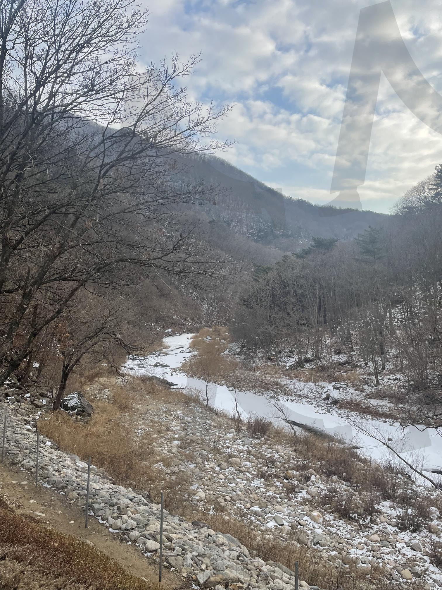 겨울 펜션 | 겨울계곡, 고요한풍경, 눈덮인산, 자연풍경, 겨울트레킹 | 스탠바이 STANDBUY 디지털 콘텐츠