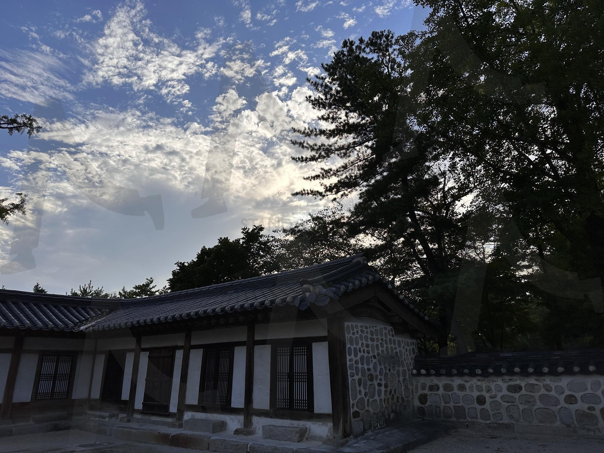 서오릉 건물 | 서오릉, 구름배경, 한옥, 고즈넉한, 돌담배경 | 스탠바이 STANDBUY 디지털 콘텐츠