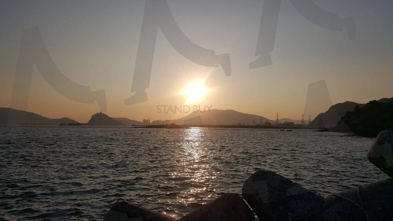 마음을 물들이는 저녁 하늘 | 일출, 바다, 해변, 아침 태양, 자연의 아름다움, 황금빛 바다, 파도, 잔잔한 물결, 수평선, 새로운 시작, 평화로움, 희망, 경이로운 자연, 고요함, 햇빛, 여명, 해돋이, 따뜻한 빛, 마음의 평온, 풍경 사진 | 스탠바이 STANDBUY 디지털 콘텐츠