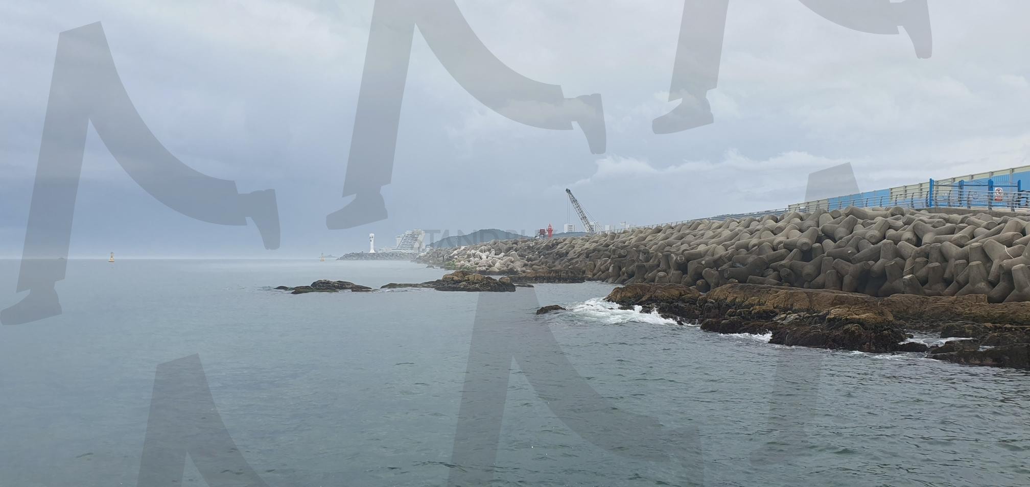 흐림이 만든 바다의 매력 | 흐린 날씨, 방파제, 바다, 고요함, 평화로운 풍경, 구름, 자연, 정적, 안개, 해안, 차분한 분위기, 자연의 아름다움, 여유, 바다의 매력, 조용한 순간, 흐림, 비 | 스탠바이 STANDBUY 디지털 콘텐츠