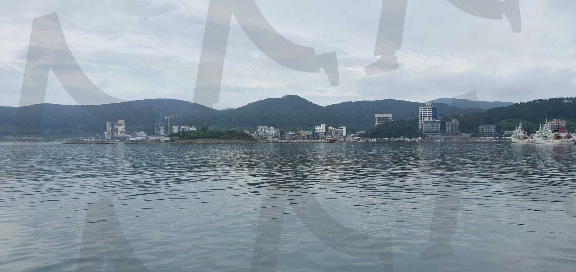 바다에 닿은 도시의 일상 | 바다, 도시, 해변, 일상, 자연과 도시의 조화, 해안가, 활기, 평화로움, 도시 풍경, 바다와 삶, 해양 생활, 도시의 매력, 사람들, 여유, 해변 활동 | 스탠바이 STANDBUY 디지털 콘텐츠