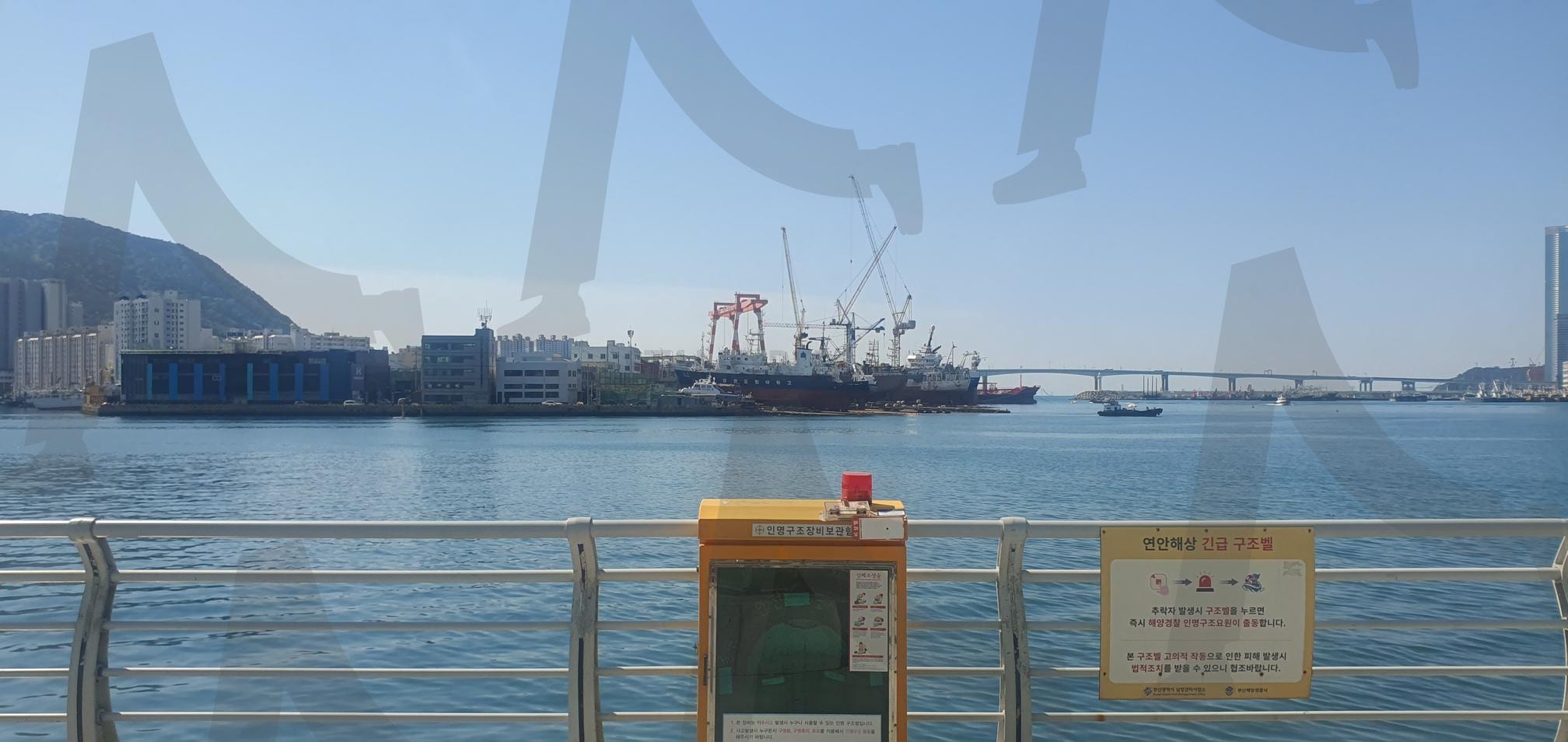 바다와 배의 조화 | 바다, 배, 조화, 항해, 평화로운 풍경, 자연의 아름다움, 푸른 물, 해양, 수평선, 여유, 수면, 풍경, 바다의 매력, 여행, 풍경 사진 | 스탠바이 STANDBUY 디지털 콘텐츠