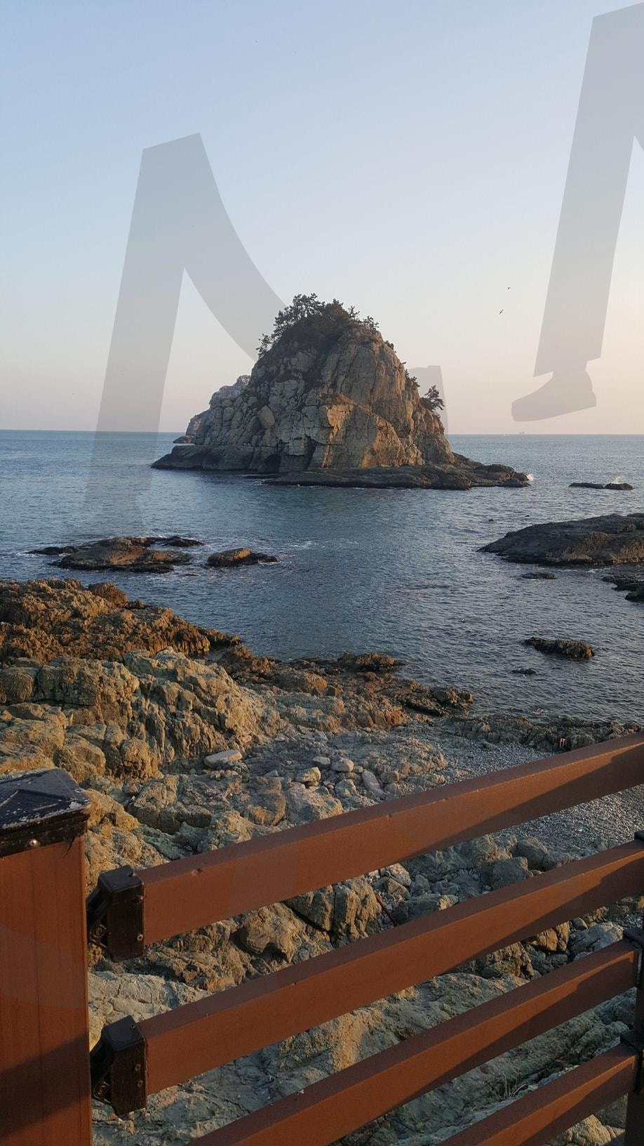 끝없는 바다와 외로운 섬 | 무인도, 바다, 고독, 평화로움, 자연풍경, 푸른 수평선, 외로움, 휴식, 자연의 아름다움, 조용한 섬, 바다의 고요함, 고립된 paradise, 하늘과 바다, 조화, 내면의 여유 | 스탠바이 STANDBUY 디지털 콘텐츠