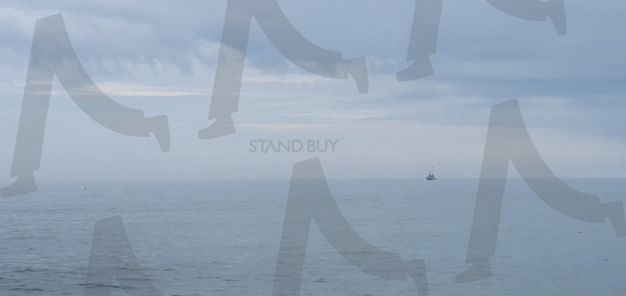 흐린 날의 바다 풍경 | 흐린 날, 바다 풍경, 안개, 작은 배, 고요함, 신비로운 분위기, 조용한 항해, 잔잔한 물결, 흐릿한 수평선, 자연의 아름다움, 해양, 바다의 여정, 평화로운 순간, 몽환적, 감성적인 풍경 | 스탠바이 STANDBUY 디지털 콘텐츠