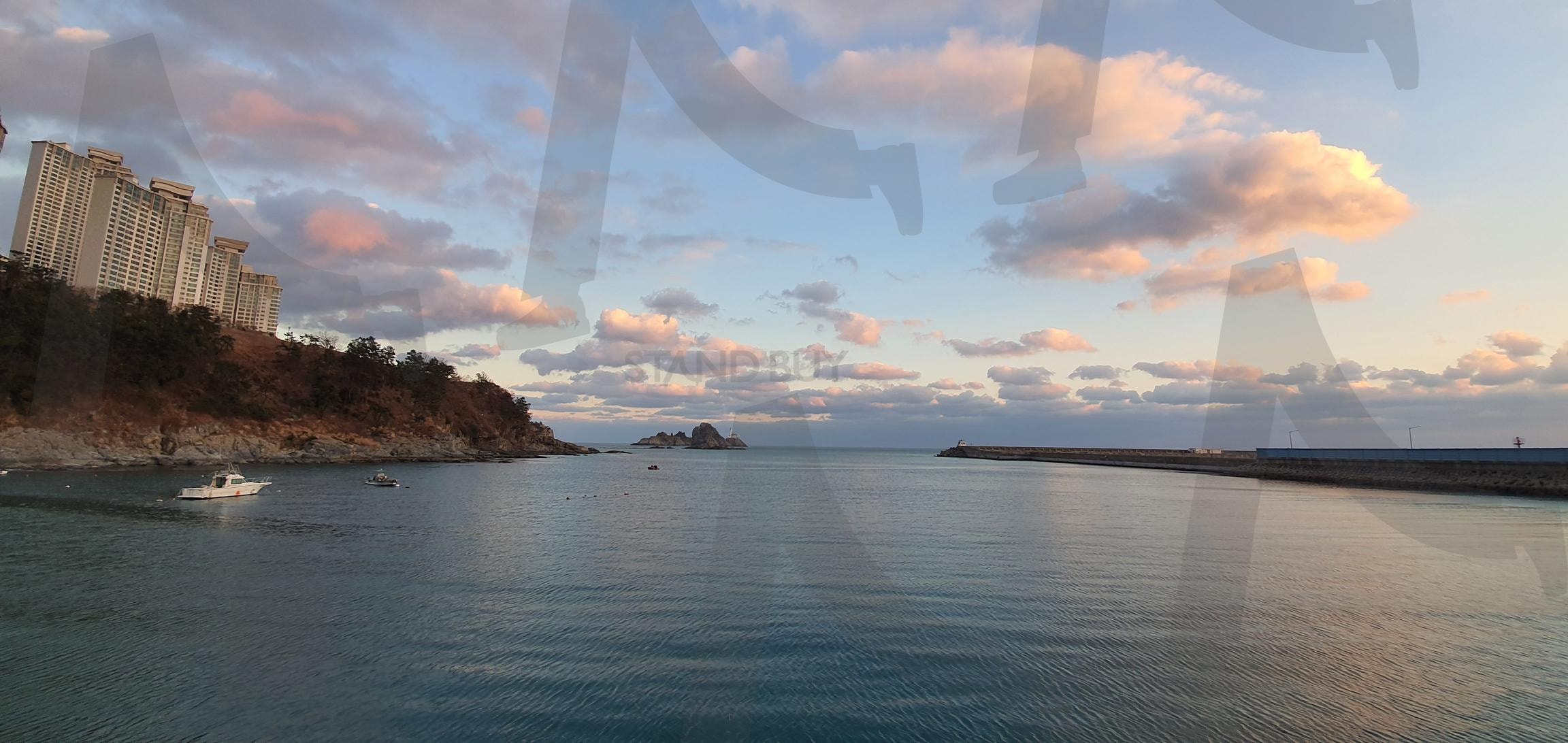 바람과 구름의 이야기 | 방파제, 바다, 구름, 하늘, 자연, 풍경, 고요함, 바람, 아름다움, 조화, 여유, 일상 탈출, 자연의 이야기, 해양 풍경, 푸른 하늘 | 스탠바이 STANDBUY 디지털 콘텐츠