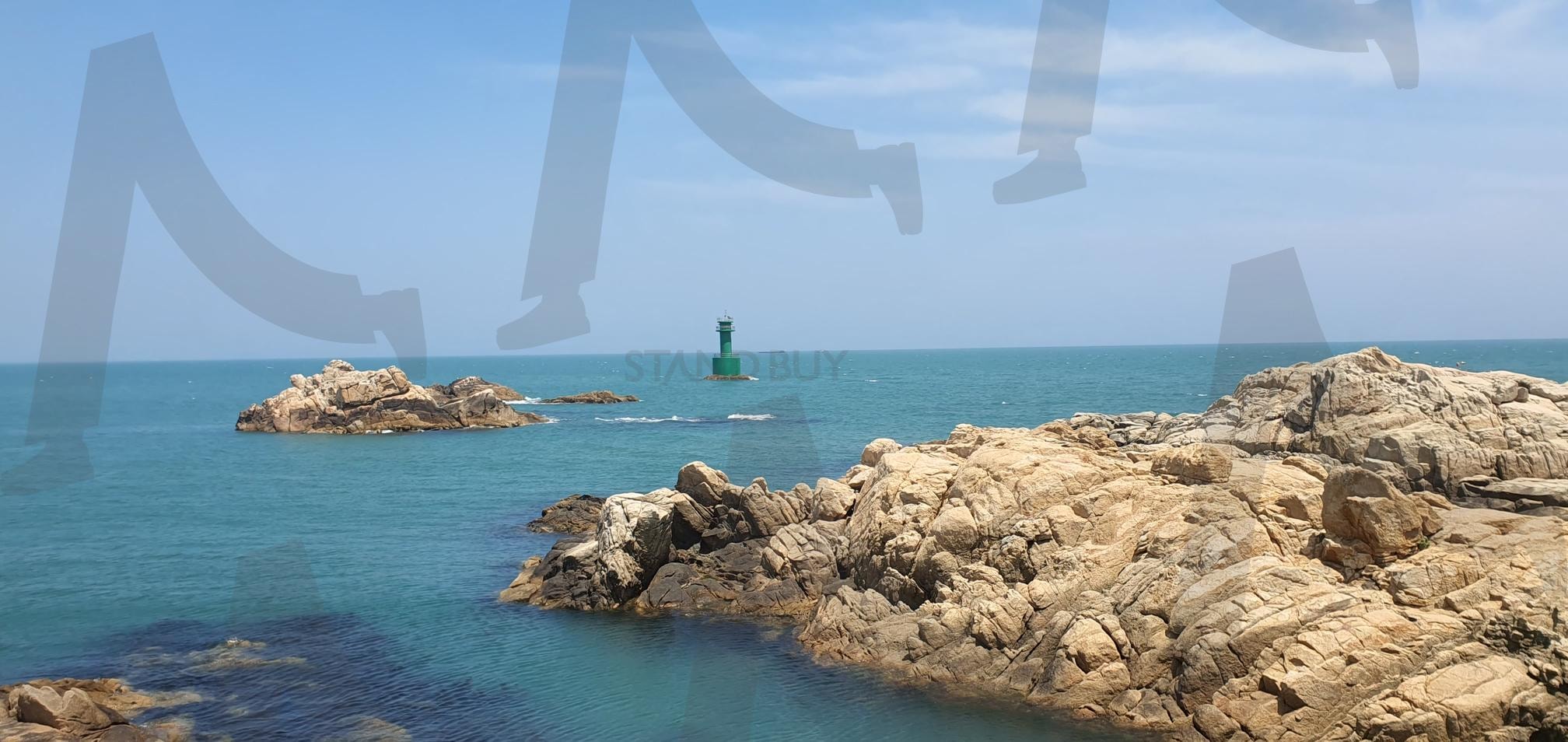 푸른 바다와 등대의 풍경 | 푸른 바다, 등대, 방파제, 해안, 안전, 항해, 바다 풍경, 자연의 아름다움, 해양, 바다의 상징, 바다의 고요함, 풍경, 수호자, 바다의 길잡이, 해변 | 스탠바이 STANDBUY 디지털 콘텐츠