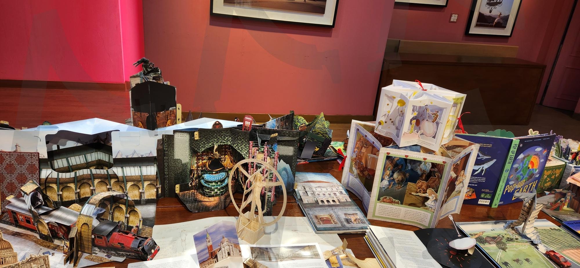 쁘띠 프랑스 홍보관 내부 전시물품 | 쁘띠, 프랑스, 홍보관, 전시물품, 가평 | 스탠바이 STANDBUY 디지털 콘텐츠