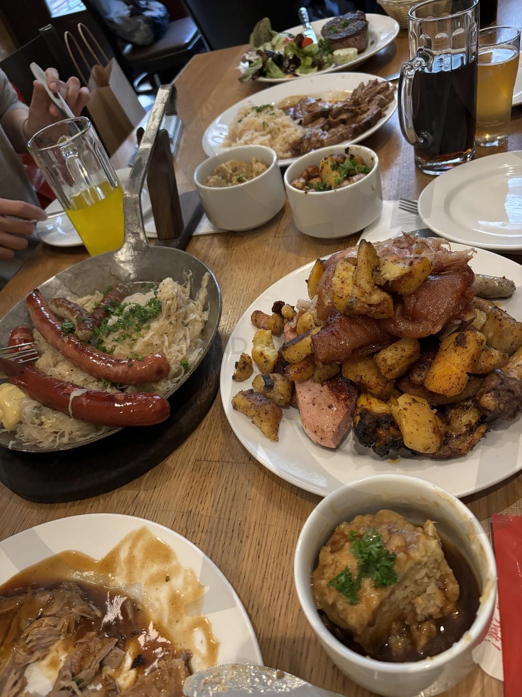 슈니첼과 부어스트 소시지 | 슈니첼, 소시지, 요리, 저녁식사, 독일여행 | 스탠바이 STANDBUY 디지털 콘텐츠