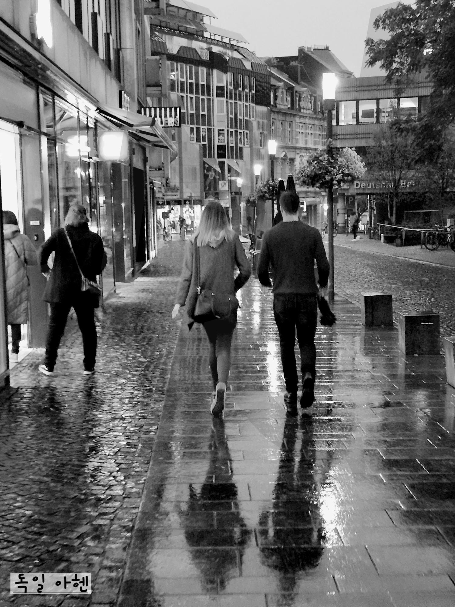 독일 아헨의 거리 | 독일, 유럽, 아헨, 거리, 커플, 비, 아름다운 | 스탠바이 STANDBUY 디지털 콘텐츠