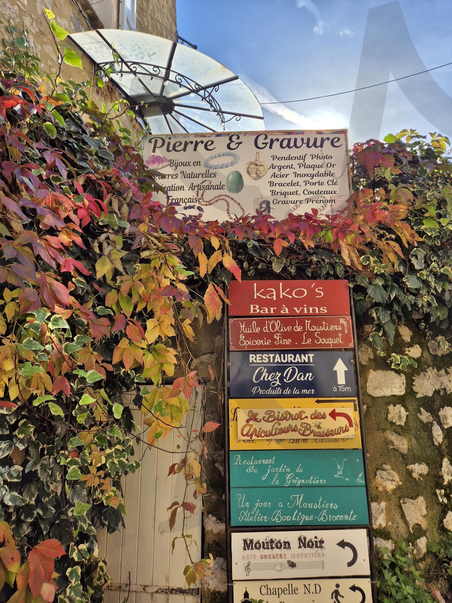 무스띠에 셍뜨마히 풍경 Moustiers-Sainte-Marie | 무스띠에 셍뜨마히, Moustiers-Sainte-Marie, 예쁜 간판, 예쁜 거리, france | 스탠바이 STANDBUY 디지털 콘텐츠