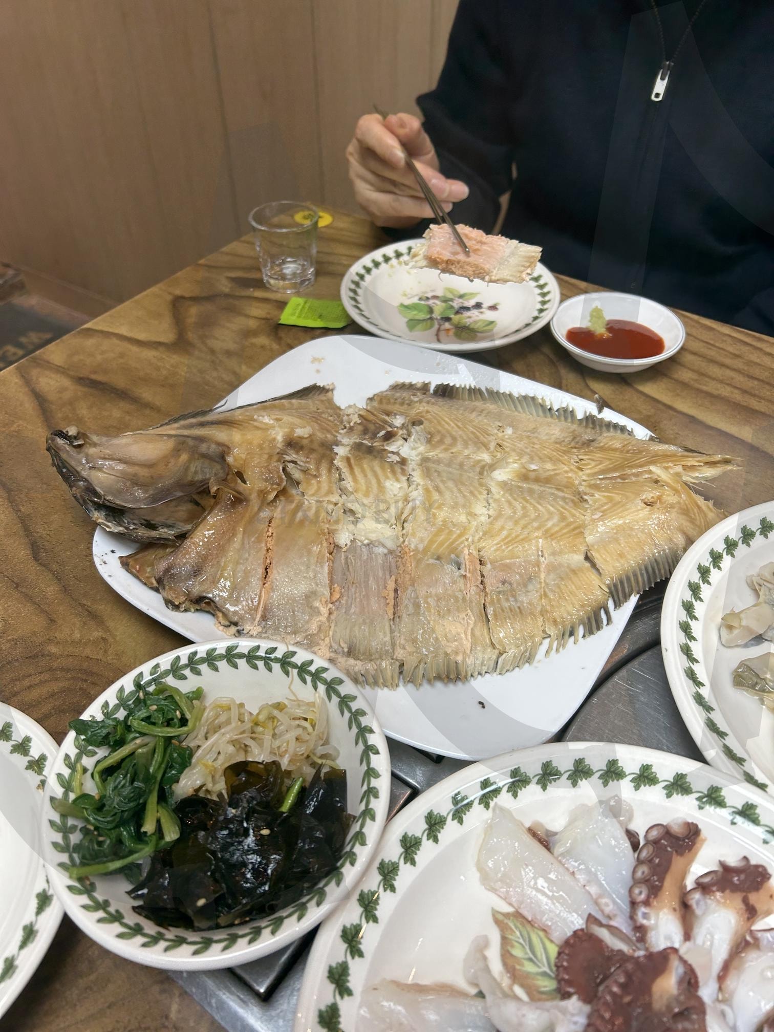 Grilled Big Flounder Fish Cooked at Korean Restaurant. With side dishes such as boiled octopus | 해산물, 해물, 가자미, 가자미찜, octopus, 문어, 문어찜, 문어숙회, seafood | 스탠바이 STANDBUY 디지털 콘텐츠