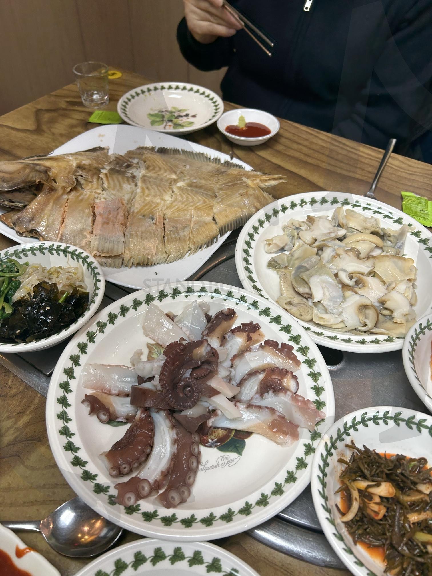 Grilled Big Flounder Fish Cooked at Korean Restaurant. With side dishes such as boiled octopus | octopus, 문어, 문어찜, 문어숙회, seafood, 해물, 해산물, 한식당 | 스탠바이 STANDBUY 디지털 콘텐츠