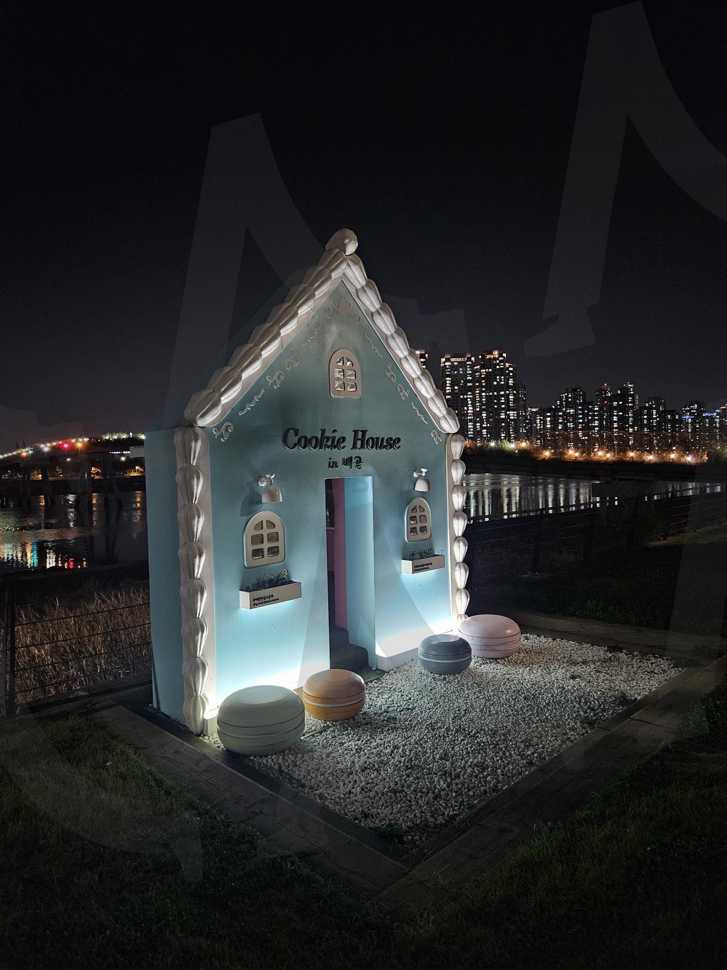 쿠키하우스 | 소래포구 배곧신도시 월곶 오이도, 산책, 이쁨, 쿠키하우스, 시니어모델봇대형 | 스탠바이 STANDBUY 디지털 콘텐츠