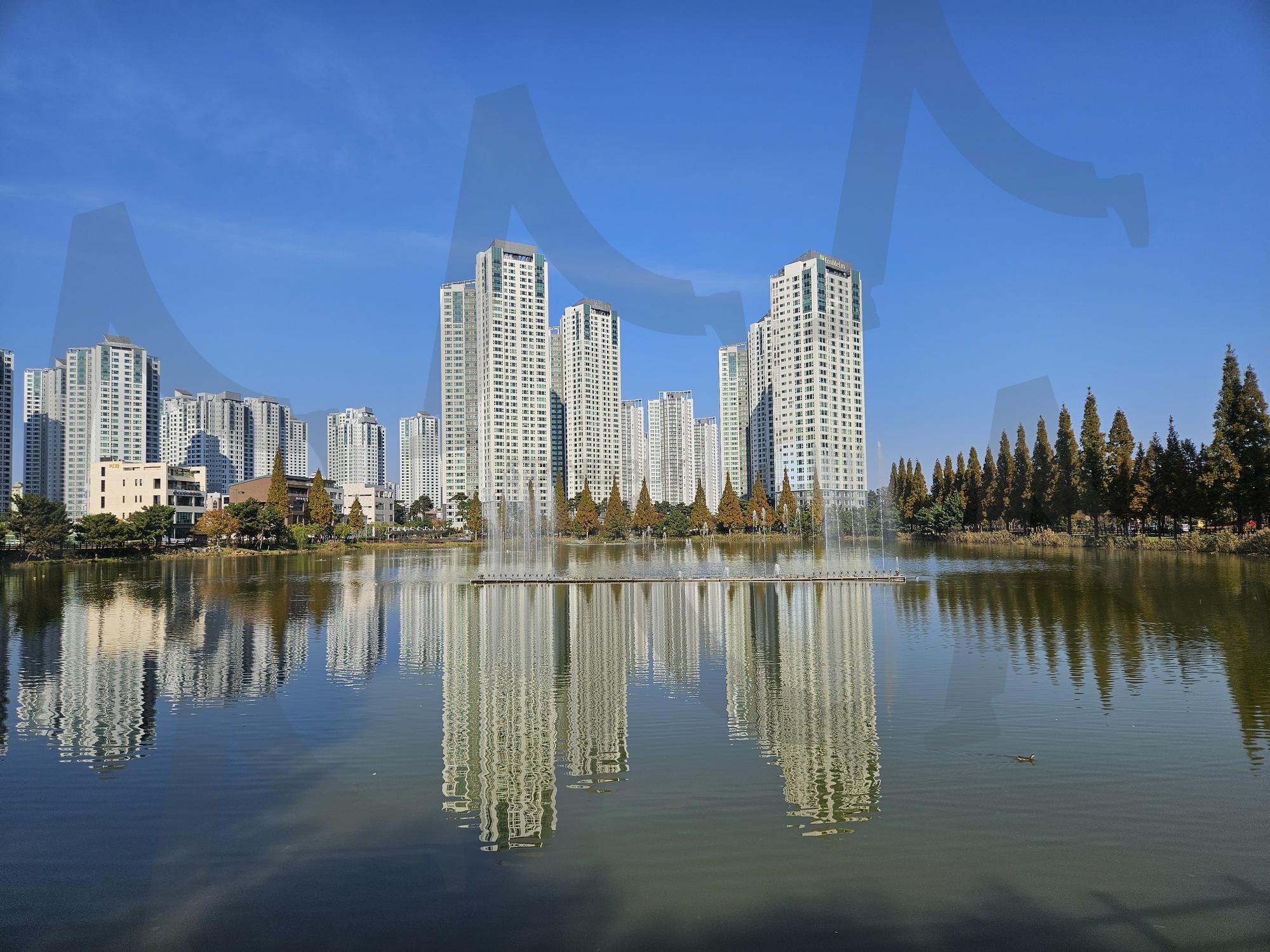 호수에 아파트가 빠지다. | 소래포구, 호수, 아파트, 가을하늘, 시니어모델봇대형 | 스탠바이 STANDBUY 디지털 콘텐츠