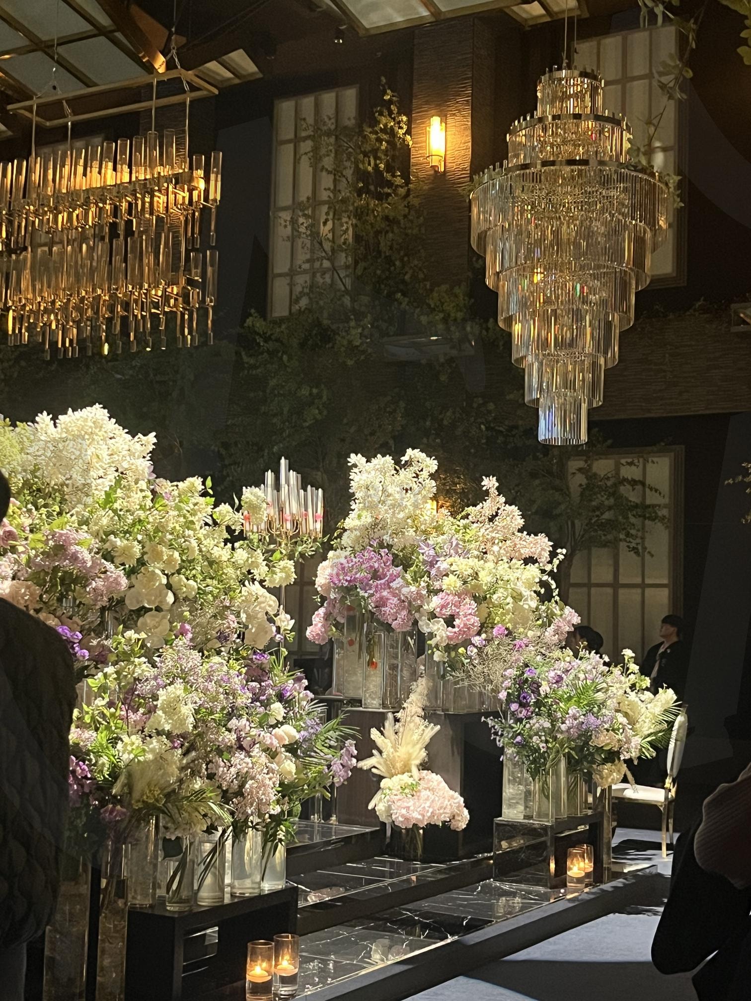 청주 아모르컨벤션 아트홀 | 아모르컨벤션, 웨딩홀, 꽃장식, 샹들리에, 크리스탈, 결혼, 꽃 | 스탠바이 STANDBUY 디지털 콘텐츠