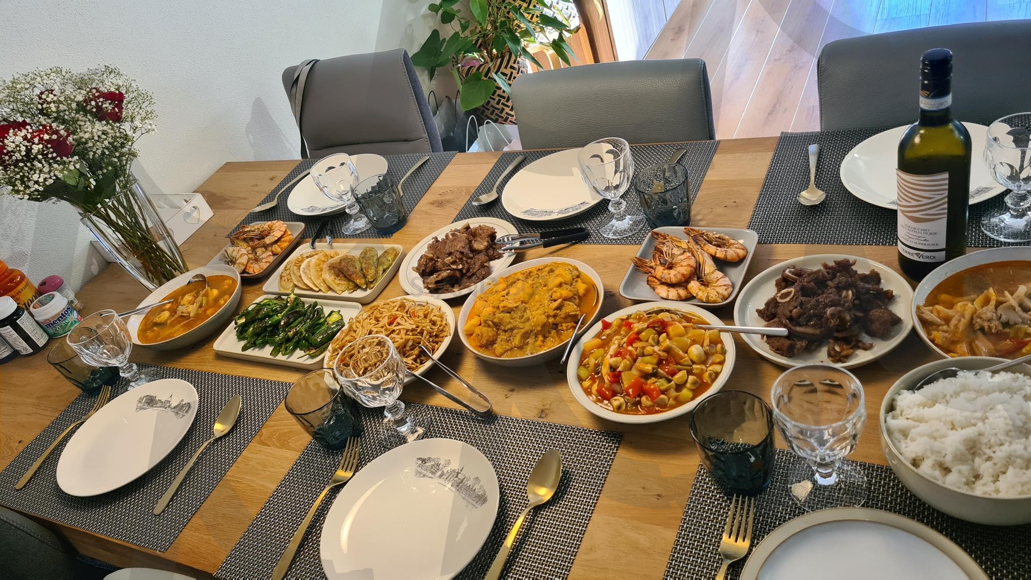 맛있는 음식 | 가족, 식사, 음식, 집, 유럽, 네덜란드, 새우, LA갈비, 똠양꿍, 한식 | 스탠바이 STANDBUY 디지털 콘텐츠
