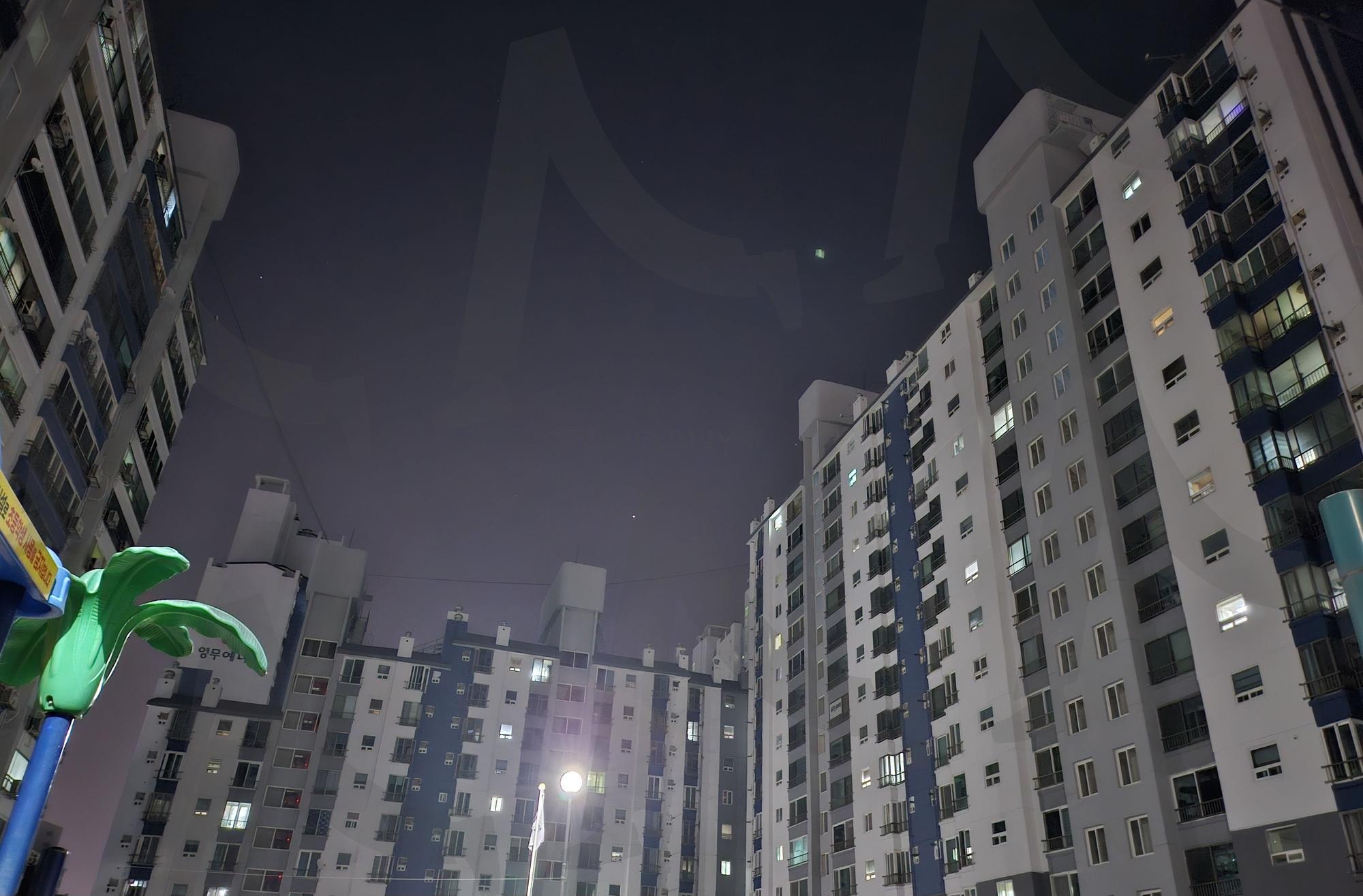 아파트위로 달이 아름답다 | 전주, 거성화산아파트, 달과함께, 달빛, 과 함께 걷기운동, 신비스런 | 스탠바이 STANDBUY 디지털 콘텐츠