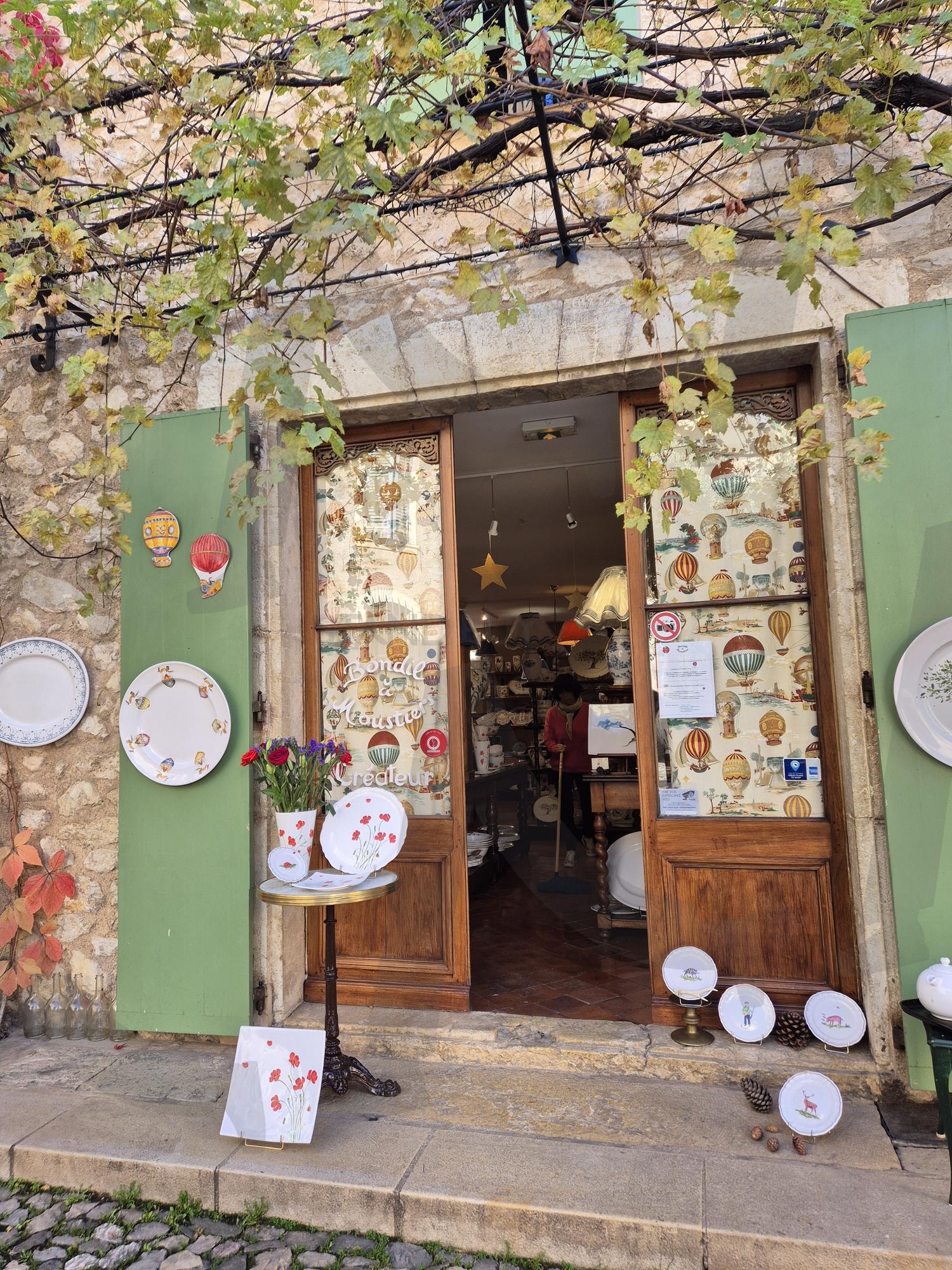 무스띠에 셍뜨마히 그릇 가게 Pottery shop at Moustiers-Saint-Marie | 무스띠에셍뜨마히, Moustiers-Sainte-Marie, 그릇 가게, Pottery shop, 프랑스, france | 스탠바이 STANDBUY 디지털 콘텐츠