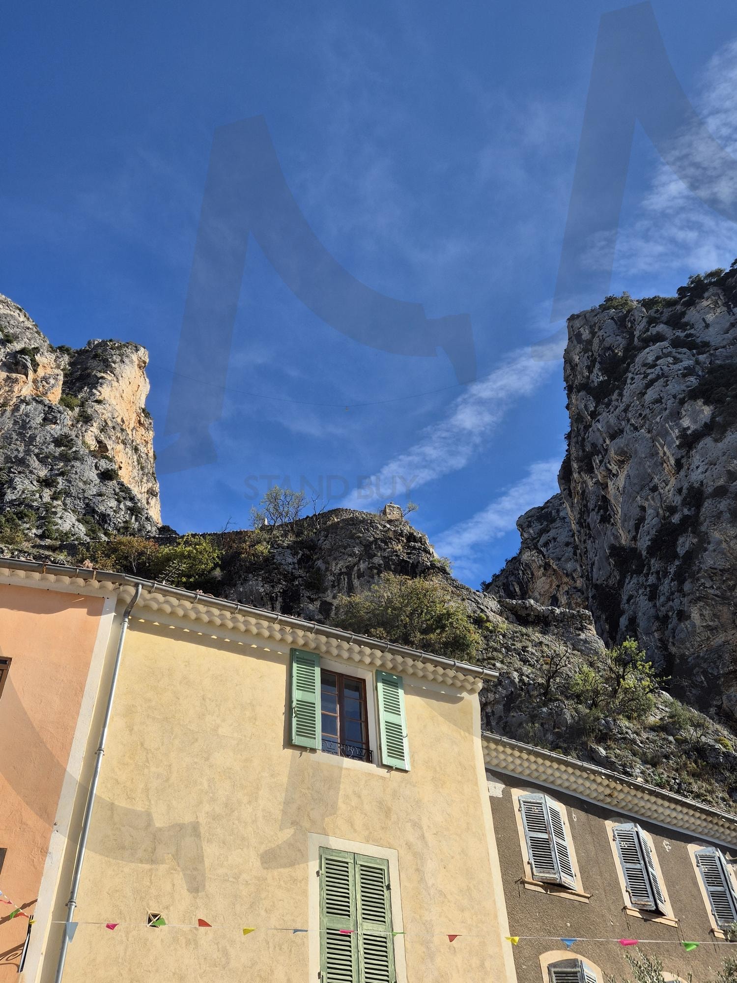 무스띠에 셍뜨마히 하늘 Sky at Moustiers-Sainte-Marie | 무스띠에셍뜨마히, Moustiers-Sainte-Marie, 파란 하늘, sky, blue sky | 스탠바이 STANDBUY 디지털 콘텐츠