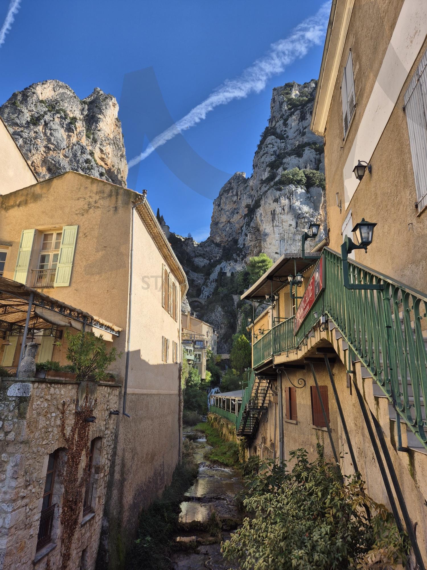 무스띠에 셍뜨마히 Moustiers-Sainte-Marie | 무스띠에 셍뜨마히, Moustiers-Sainte-Marie, stream, 시냇물, 파란 하늘, 예쁜 풍경 | 스탠바이 STANDBUY 디지털 콘텐츠