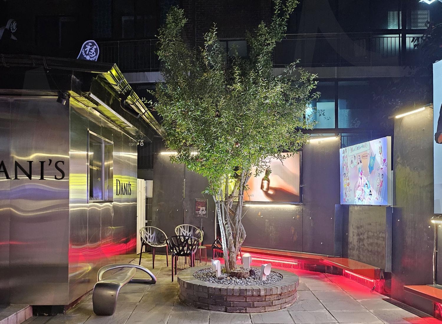 전주 피닉스 카페 | 피닉스 카페, 입구사진, 루프탑, 수영복도판매, 공간활용백점, 편집샵느낌, 포토존가득, 분조카, 분위기좋은카페 | 스탠바이 STANDBUY 디지털 콘텐츠