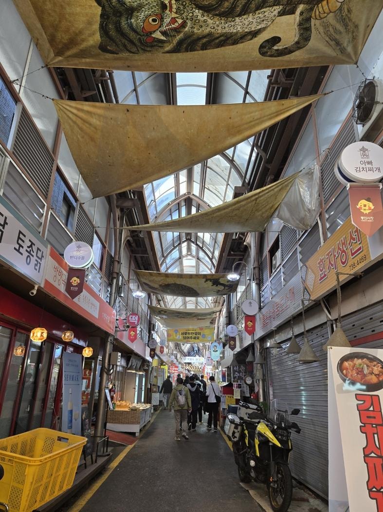 통인시장 입구 | 경복궁역, 통인시장, 엽전, 엽전시장, 기름떡볶이, 통인시장엽전도시락 | 스탠바이 STANDBUY 디지털 콘텐츠