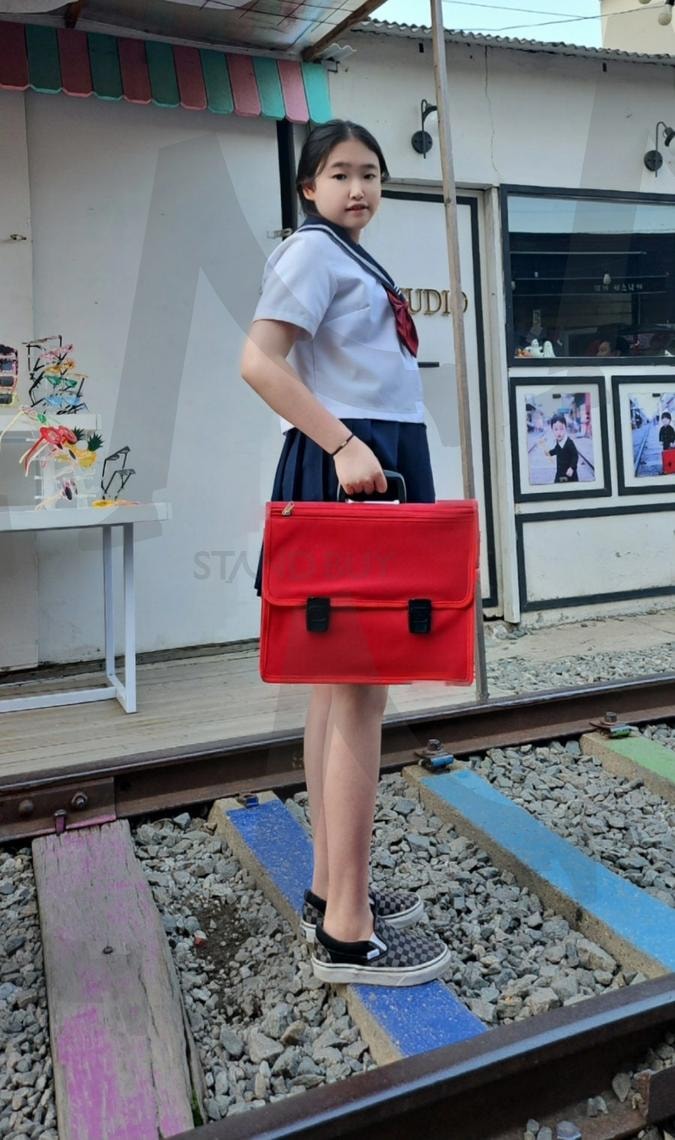 군산 경암동 철길마을 | 군산 🛤, 철길마을, 교복, 왜케, 잘 어울림, 철도길, 문구점샷, 재미짐, 경암동, 일본식가옥도 있음, 테디베어뮤지엄, 스냅사진 | 스탠바이 STANDBUY 디지털 콘텐츠