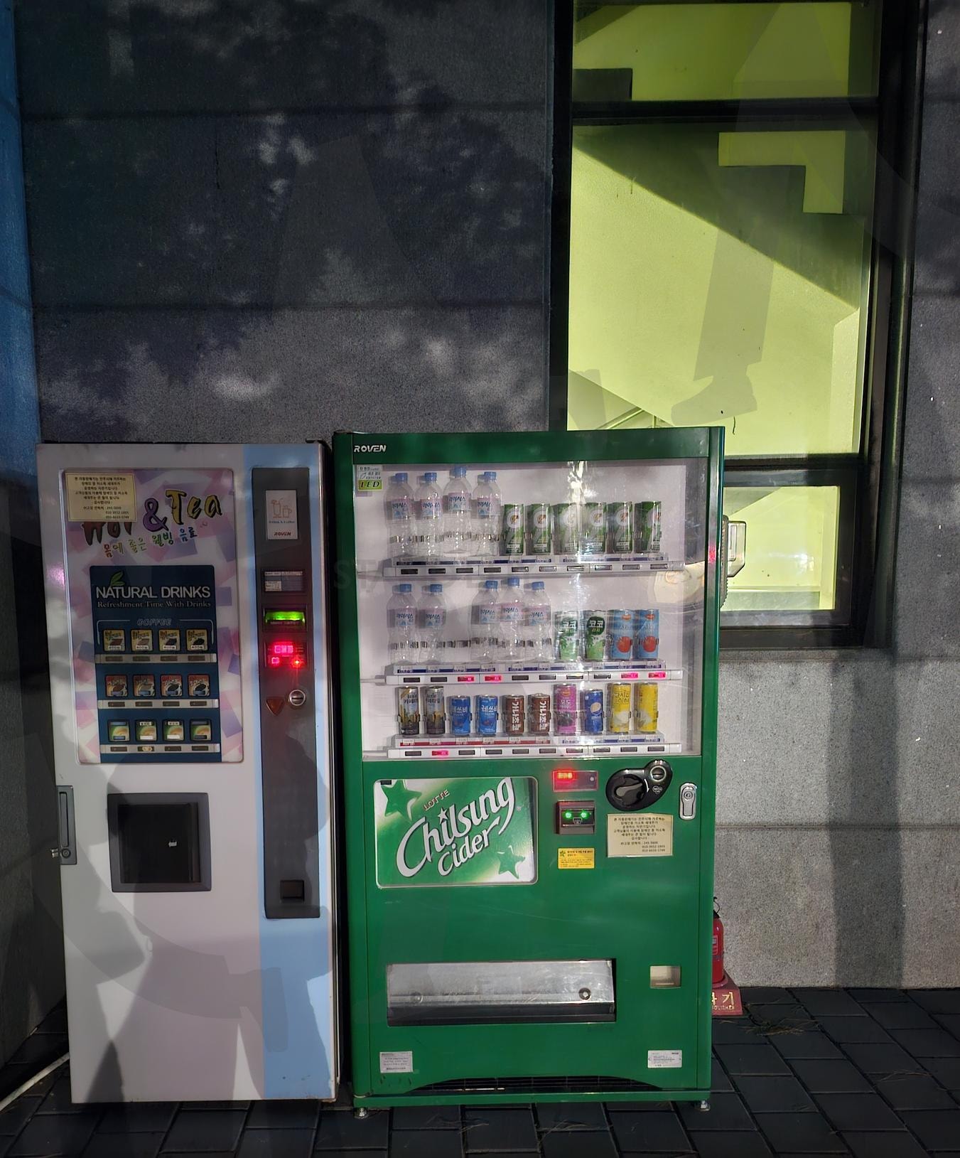 전주화산체육관 옆 음료수 자판기 | 화산체육관, 음료수, 자판기, 겨울, 야간, 운동하면더워요 | 스탠바이 STANDBUY 디지털 콘텐츠