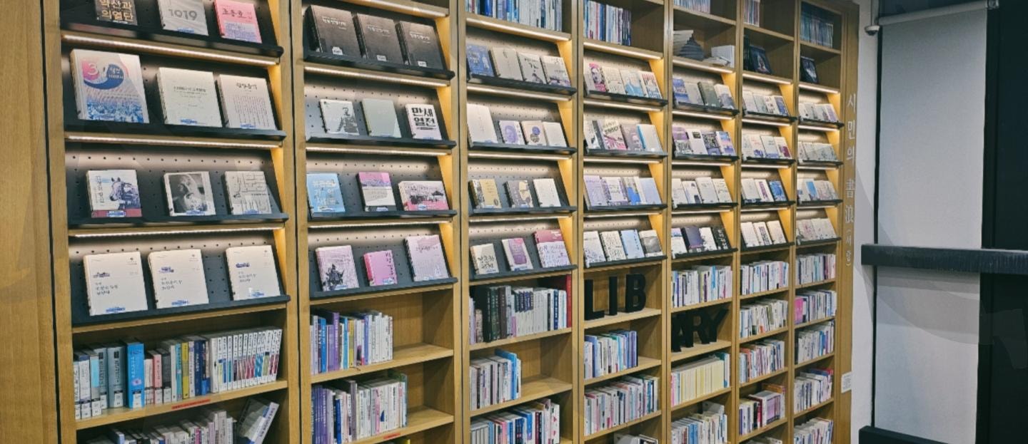 전주 꽃심도서관 2층 💐 🌼 🏵 🌷 🌺 | 꽃심도서관, 전주, 중화산동, 독서의계절, 📚 📖 📘 📙 📗, 책가득~~ | 스탠바이 STANDBUY 디지털 콘텐츠