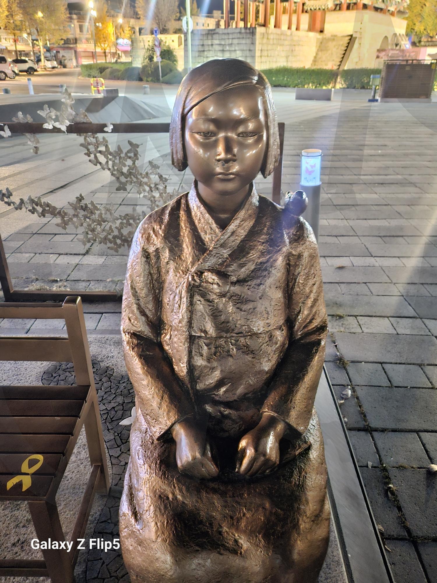 전주 남부시장 광장의 소녀상 | 전주, 남부시장, 광장, 소녀상, 어깨에 새 한마리, 희망, 🐦, 가슴아픈역사, 일본, 사죄하길 | 스탠바이 STANDBUY 디지털 콘텐츠