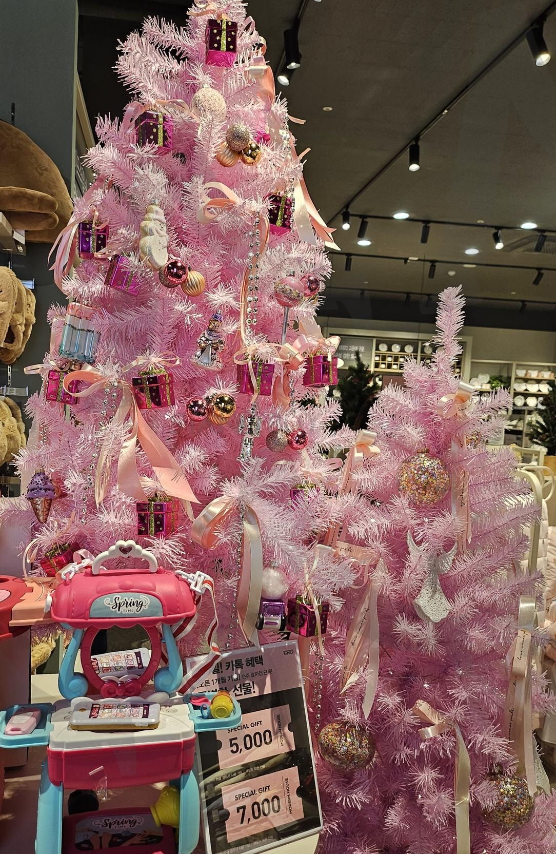 모던하우스의 크리스마스 트리🎄 | 전주, 효자점, 모던하우스, 핑크핑크, 크리스마스, 트리, 너무, 너무이뻐서, 기절각, 구매욕상승주의, 지갑이 가벼워져요, ㅋㅋㅋ | 스탠바이 STANDBUY 디지털 콘텐츠