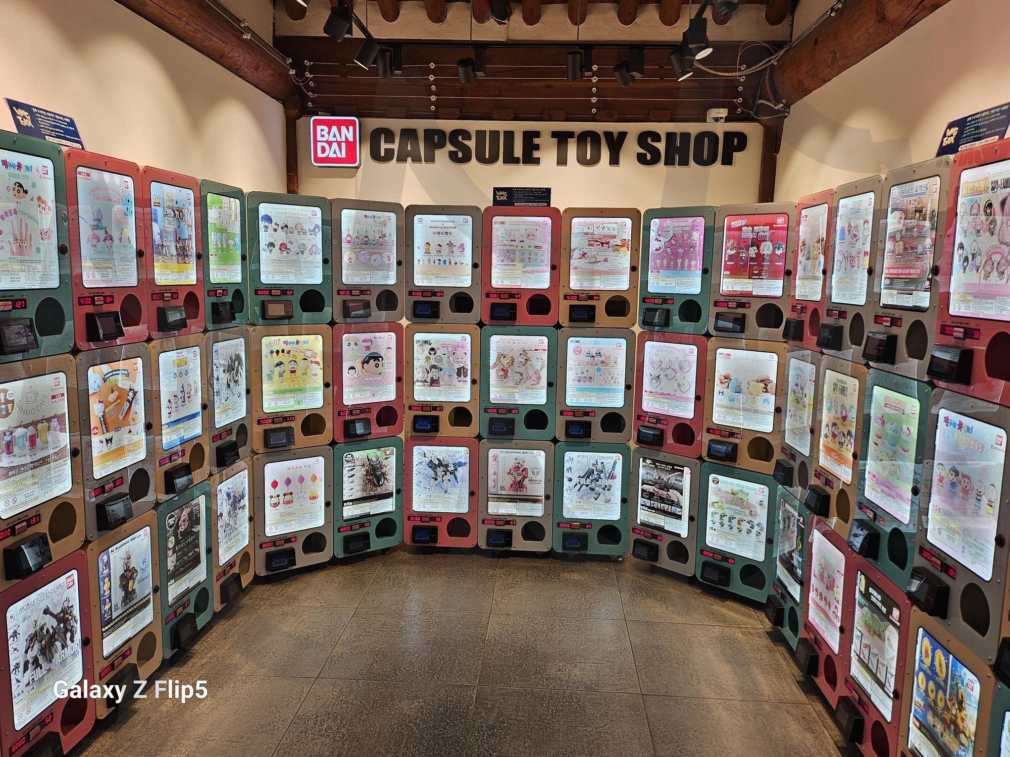 전주 한옥마을 뽑기가게 | 한옥마을, 뽑기, 끝판왕, 캐릭터 열쇠고리, 가득가득, 눈이 바빠요~~, 신기하다, 또 뽑고싶어요 | 스탠바이 STANDBUY 디지털 콘텐츠