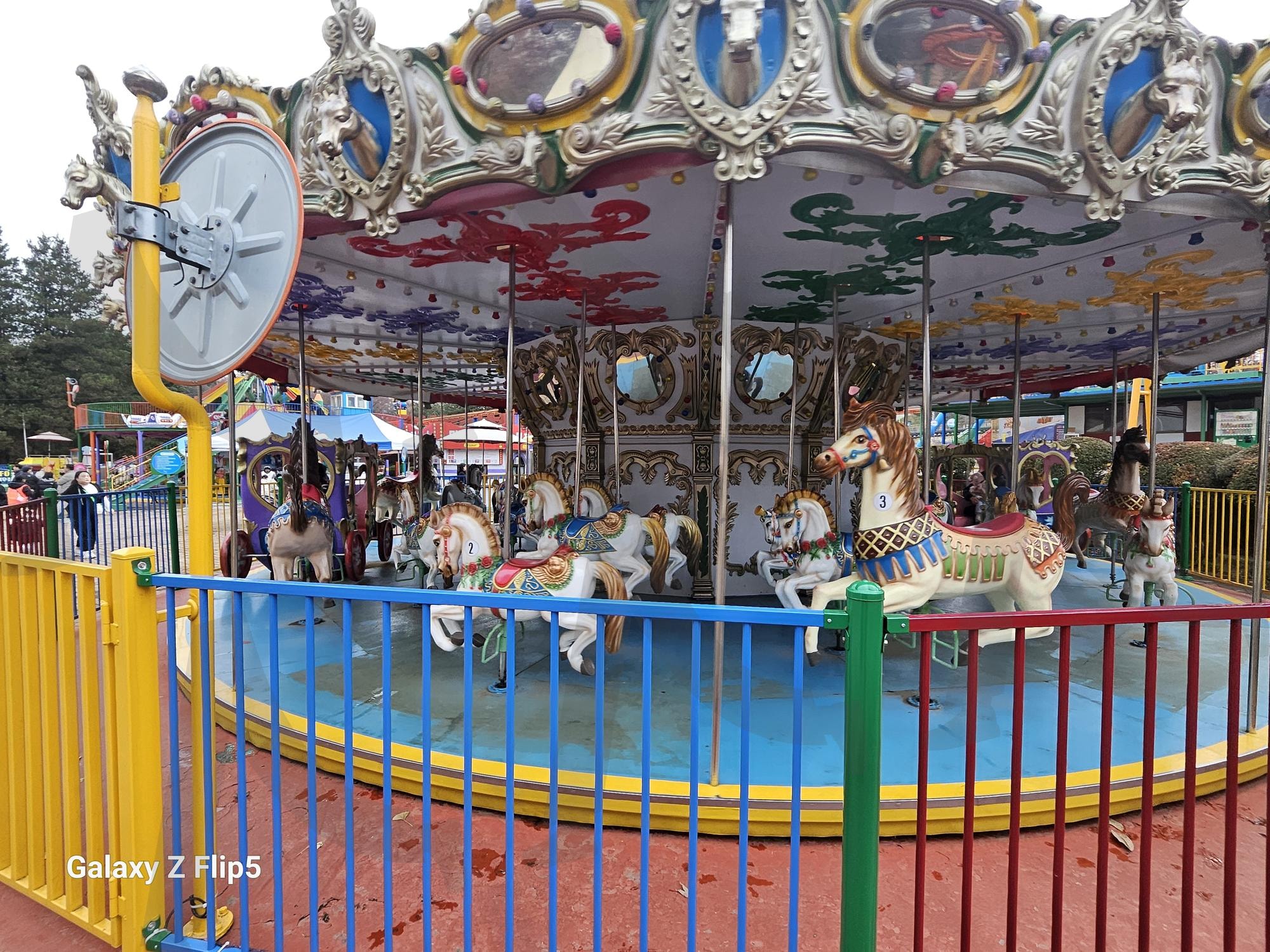 전주 동물원의 회전목마 | 회전목마, 말, 놀이기구, 전주, 동물원, 추운날씨 | 스탠바이 STANDBUY 디지털 콘텐츠