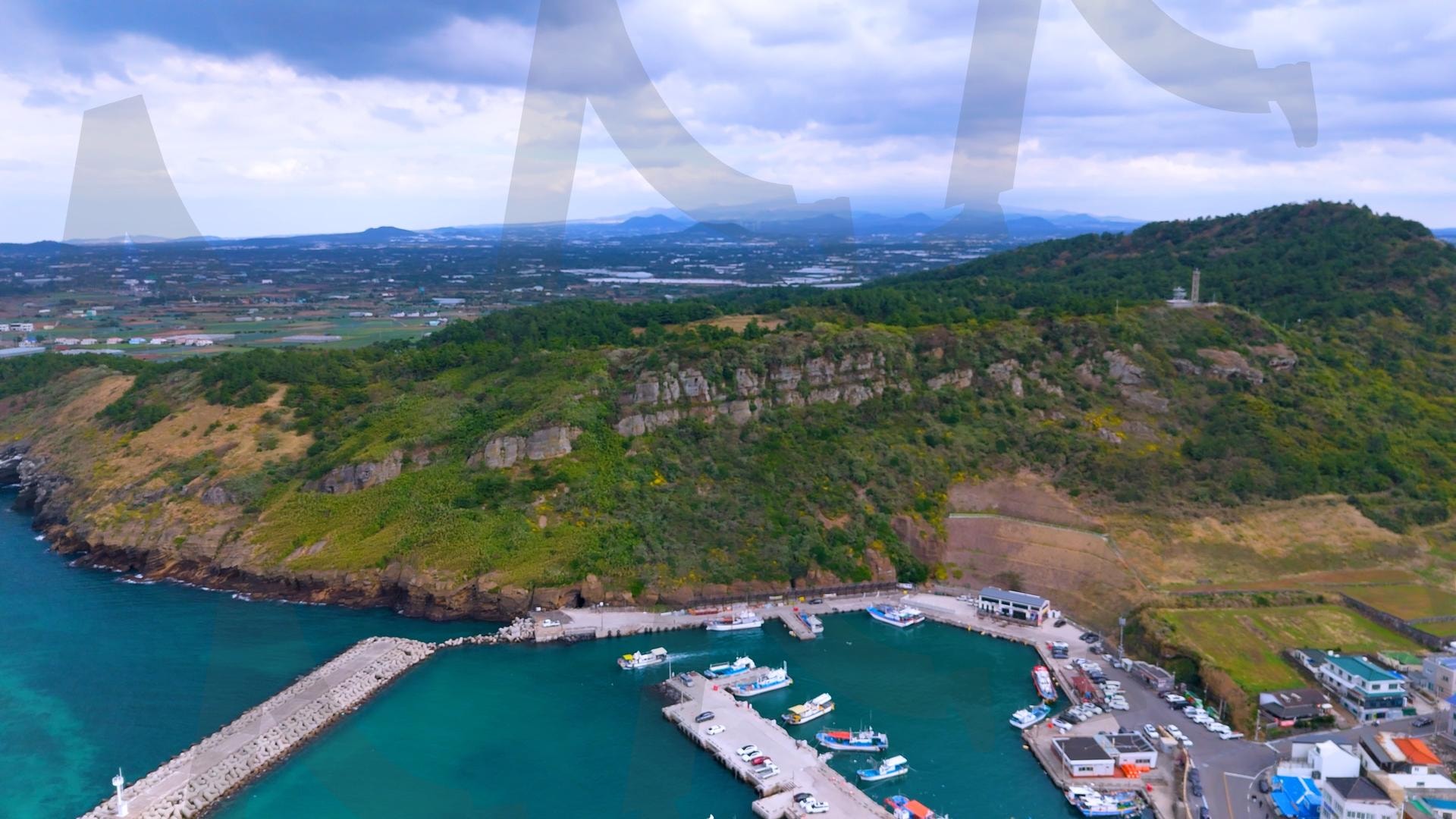 제주도와 차귀도 사이에 있는 와도의 아름다운 바다 풍경을 드론으로 촬영한 영상.겨울 오후 에메랄드빛으로 초록색 힐링되는 잔잔한 파도가 보이는 대자연의 모습 | 제주도, 여행, 힐링, 감성, 차귀도, 풍경, 배경, 와도, 겨울 | 스탠바이 STANDBUY 디지털 콘텐츠