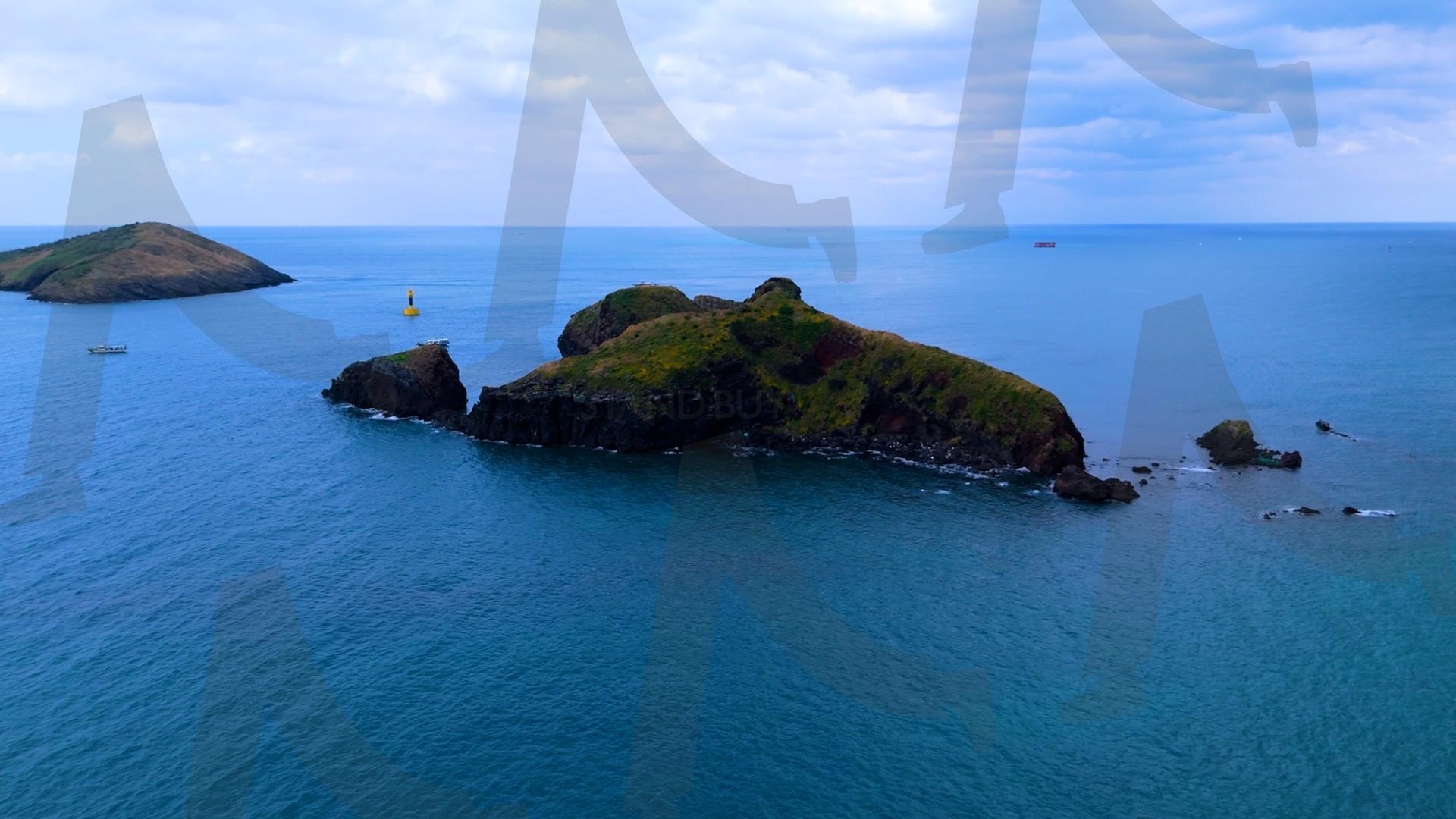 제주도와 차귀도 사이에 있는 와도의 아름다운 바다 풍경을 드론으로 촬영한 영상.겨울 오후 에메랄드빛으로 초록색 힐링되는 잔잔한 파도가 보이는 대자연의 모습 | 제주도, 여행, 힐링, 감성, 차귀도, 풍경, 배경, 와도, 겨울 | 스탠바이 STANDBUY 디지털 콘텐츠