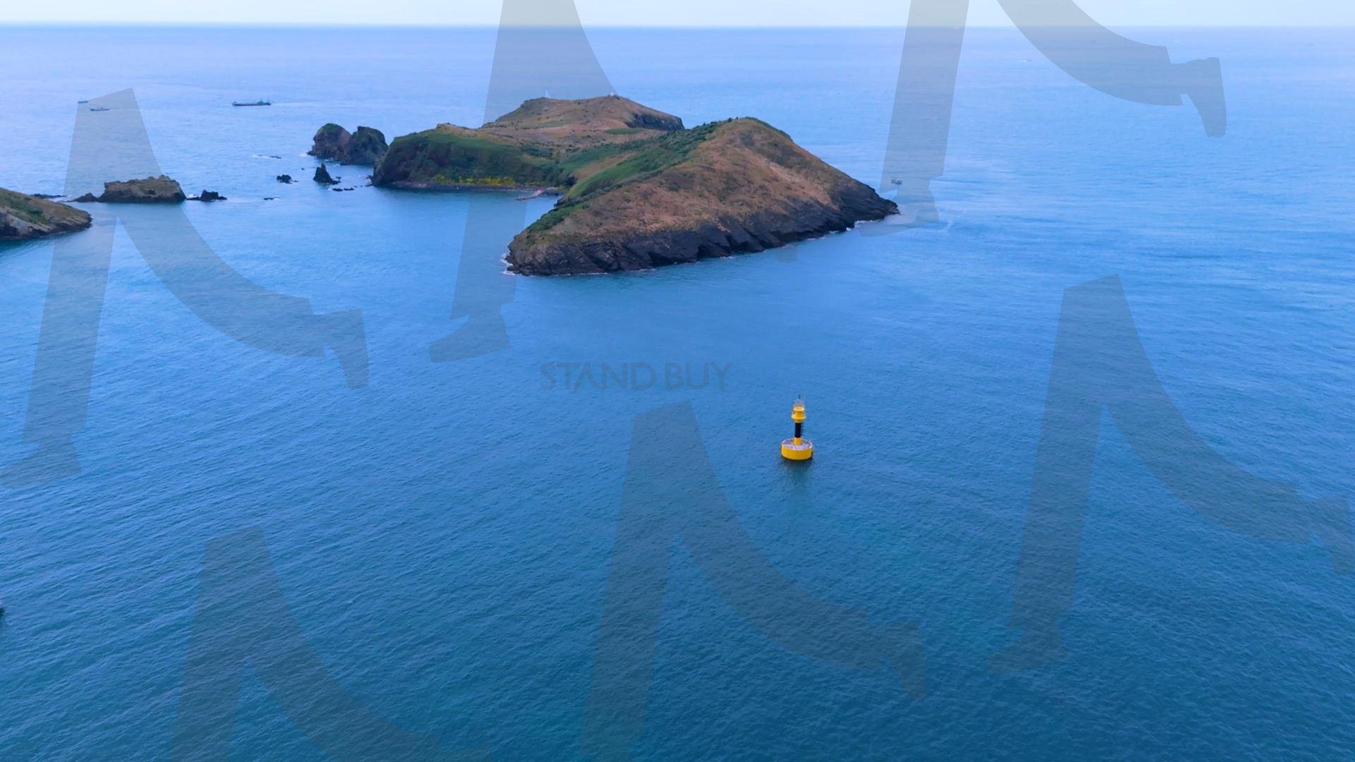 제주도와 차귀도 사이에 있는 와도의 아름다운 바다 풍경을 드론으로 촬영한 영상.겨울 오후 에메랄드빛으로 초록색 힐링되는 잔잔한 파도가 보이는 대자연의 모습 | 제주도, 여행, 힐링, 감성, 차귀도, 풍경, 배경, 와도, 겨울 | 스탠바이 STANDBUY 디지털 콘텐츠