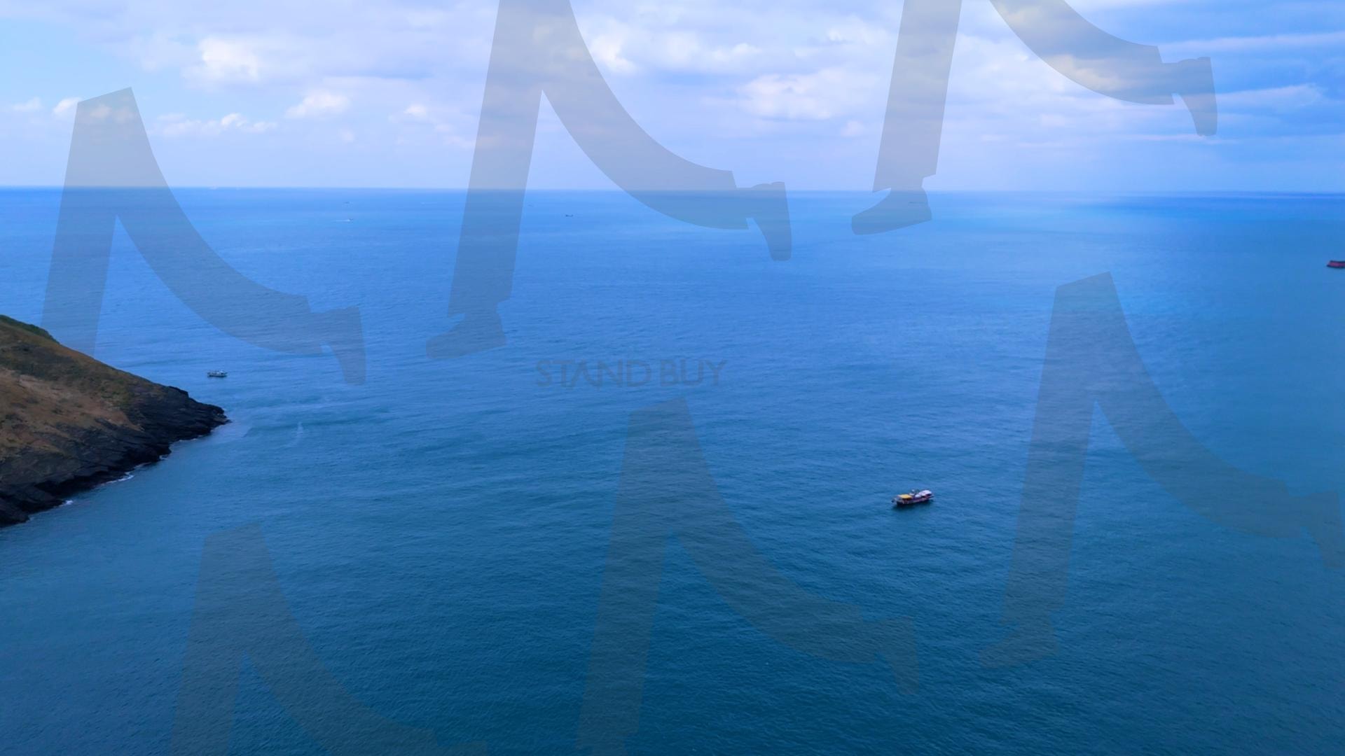 제주도와 차귀도 사이에 있는 와도의 아름다운 바다 풍경을 드론으로 촬영한 영상.겨울 오후 에메랄드빛으로 초록색 힐링되는 잔잔한 파도가 보이는 대자연의 모습 | 제주도, 여행, 힐링, 감성, 차귀도, 풍경, 배경, 와도, 겨울 | 스탠바이 STANDBUY 디지털 콘텐츠