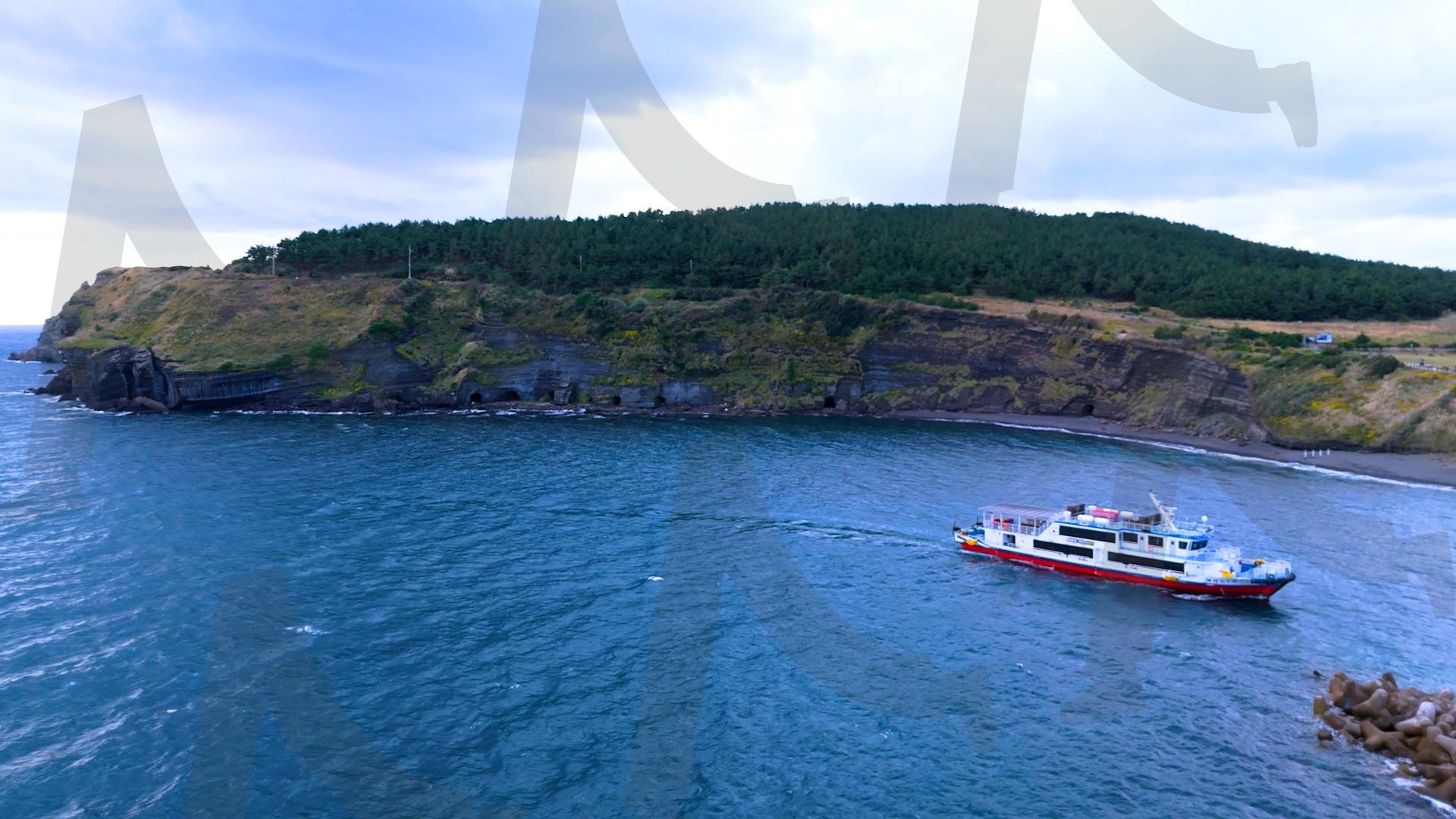 제주도 안덕면 사계리 송악산의 아름다운 바다 풍경을 드론으로 촬영한 영상.겨울 해질녘 초록색 힐링되는 파도가 넘실거리는 대자연의 모습. 해안도로를 따라 산책하는 풍경 | 제주도, 여행, 힐링, 감성, 송악산, 풍경, 배경, 초록, 겨울 | 스탠바이 STANDBUY 디지털 콘텐츠