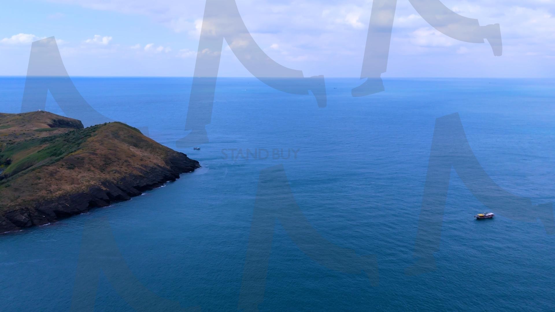 제주도와 차귀도 사이에 있는 와도의 아름다운 바다 풍경을 드론으로 촬영한 영상.겨울 오후 에메랄드빛으로 초록색 힐링되는 잔잔한 파도가 보이는 대자연의 모습 | 제주도, 여행, 힐링, 감성, 차귀도, 풍경, 배경, 와도, 겨울 | 스탠바이 STANDBUY 디지털 콘텐츠