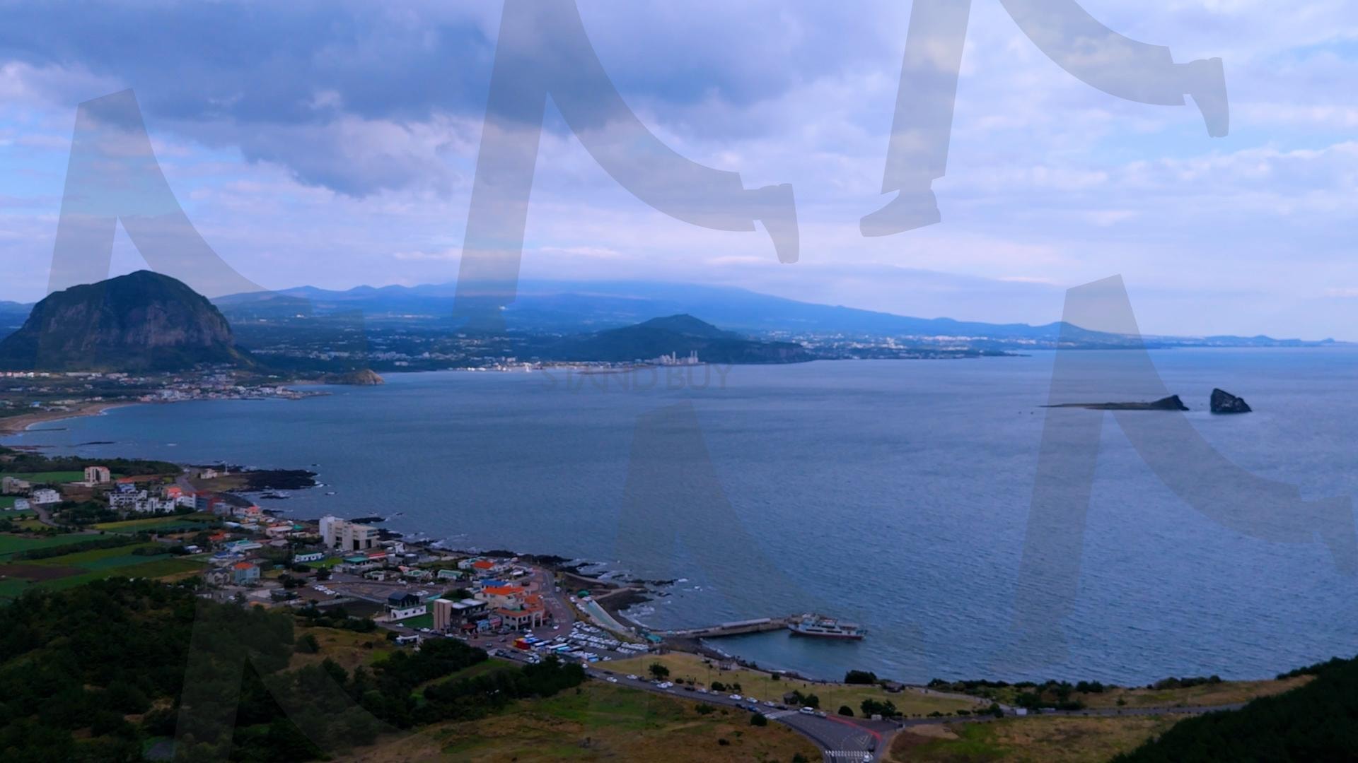 제주도 안덕면 사계리 송악산의 아름다운 바다 풍경을 드론으로 촬영한 영상.겨울 해질녘 초록색 힐링되는 파도가 넘실거리는 대자연의 모습. 해안도로를 따라 산책하는 풍경 | 제주도, 여행, 힐링, 감성, 송악산, 풍경, 배경, 초록, 겨울 | 스탠바이 STANDBUY 디지털 콘텐츠