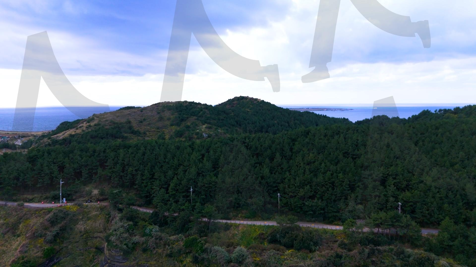 제주도 안덕면 사계리 송악산의 아름다운 바다 풍경을 드론으로 촬영한 영상.겨울 해질녘 초록색 힐링되는 파도가 넘실거리는 대자연의 모습. 해안도로를 따라 산책하는 풍경 | 제주도, 여행, 힐링, 감성, 송악산, 풍경, 배경, 초록, 겨울 | 스탠바이 STANDBUY 디지털 콘텐츠